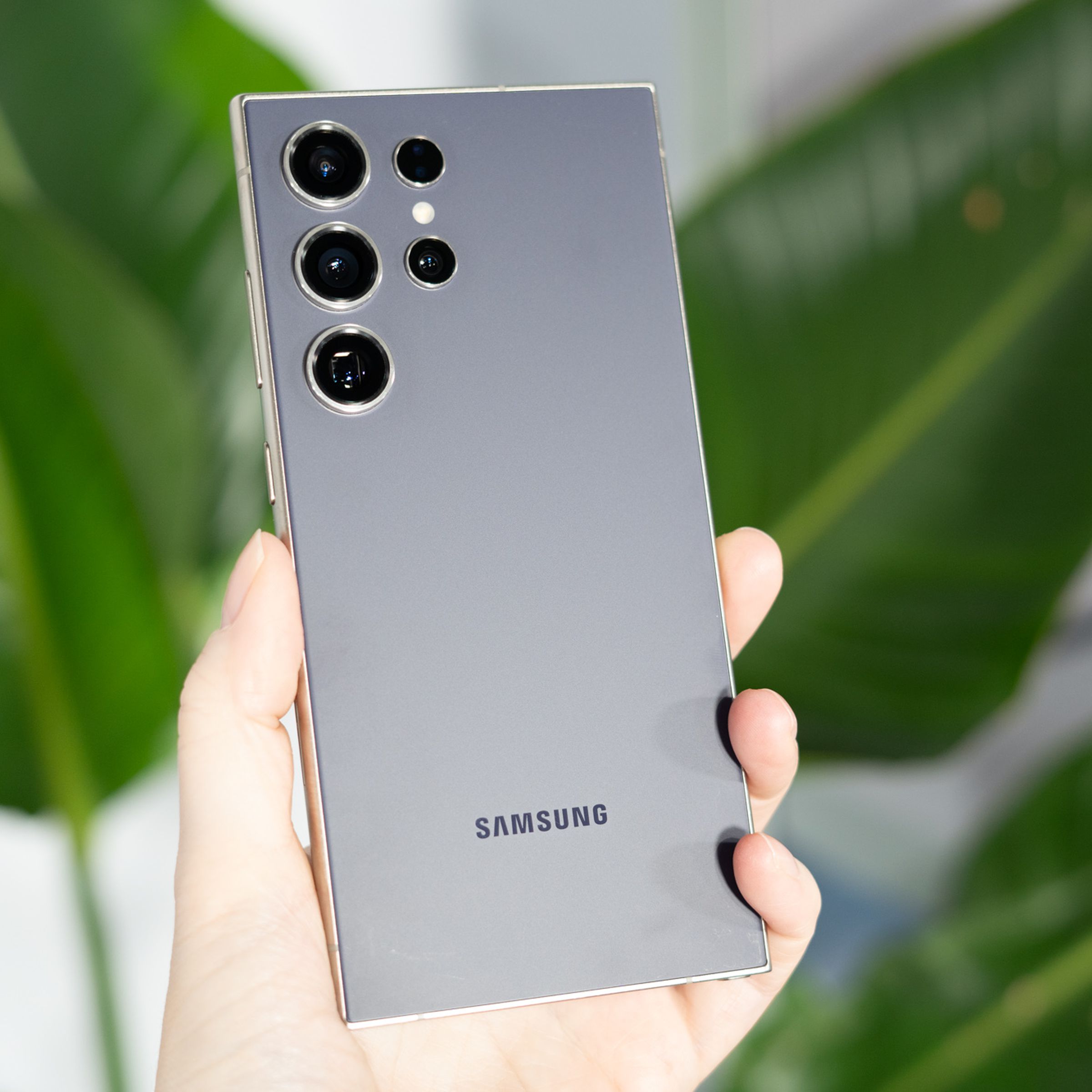 Samsung Galaxy S24 Ultra en gris titanio.