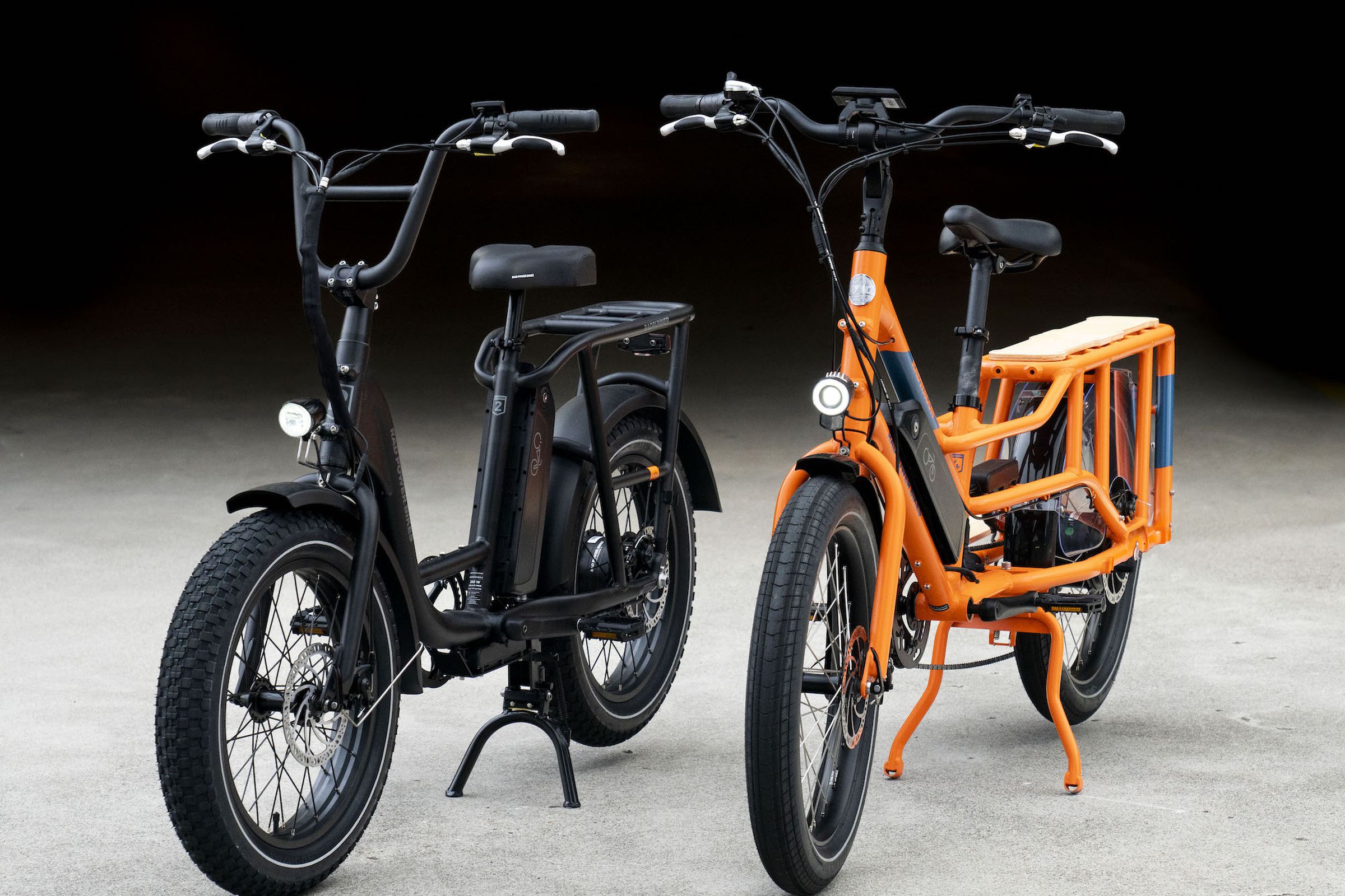 The RadRunner e-bike (left) and RadWagon e-cargo bike (right) can now be rented in Berlin.