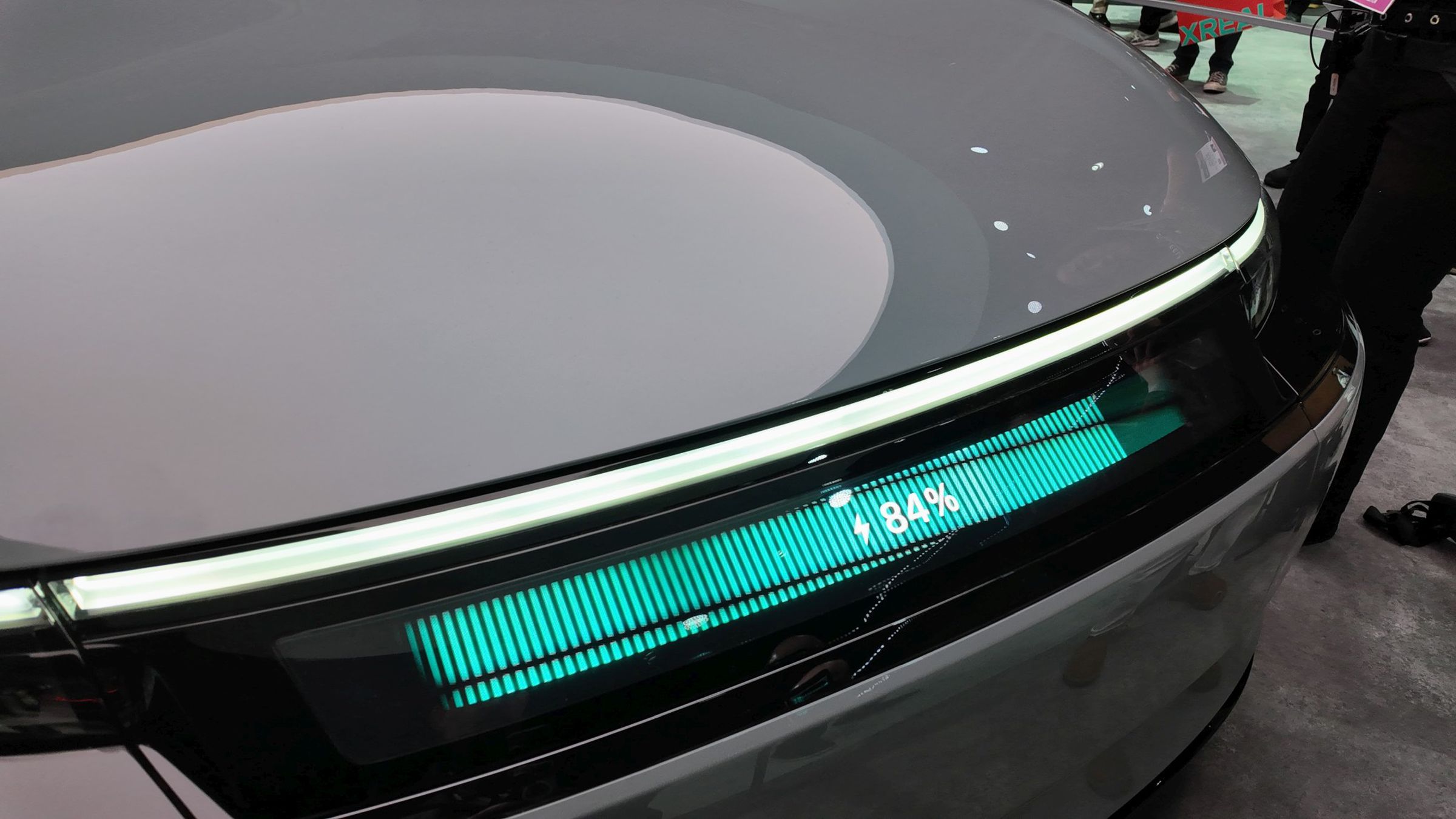 <em>The only useful feature we saw on the front bumper screen: the battery’s state of charge. It’s in the green (teal?) at 84 percent.</em>