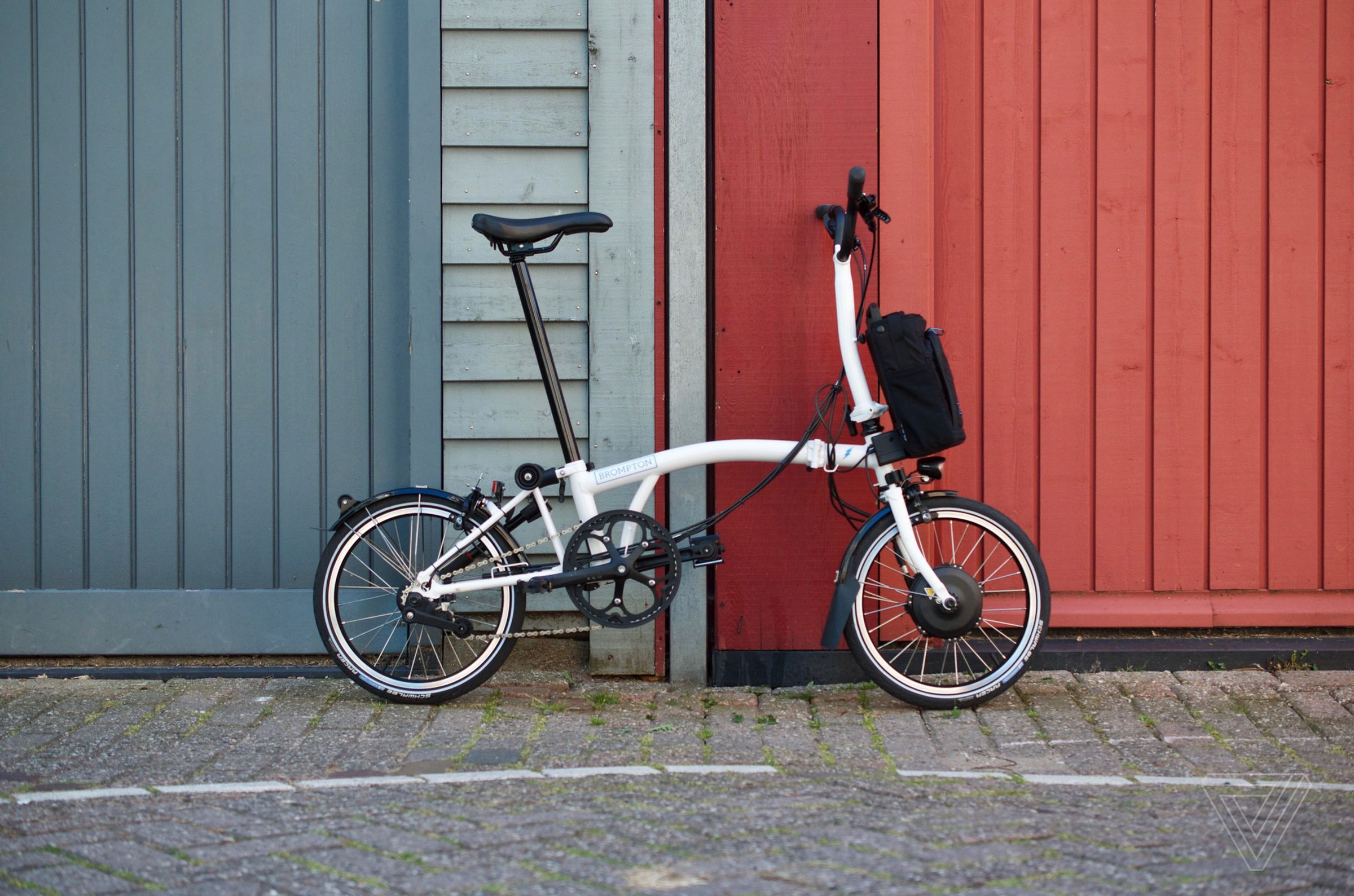 The battery, motor, and control module are all up front, while the backside remains a traditional Brompton.