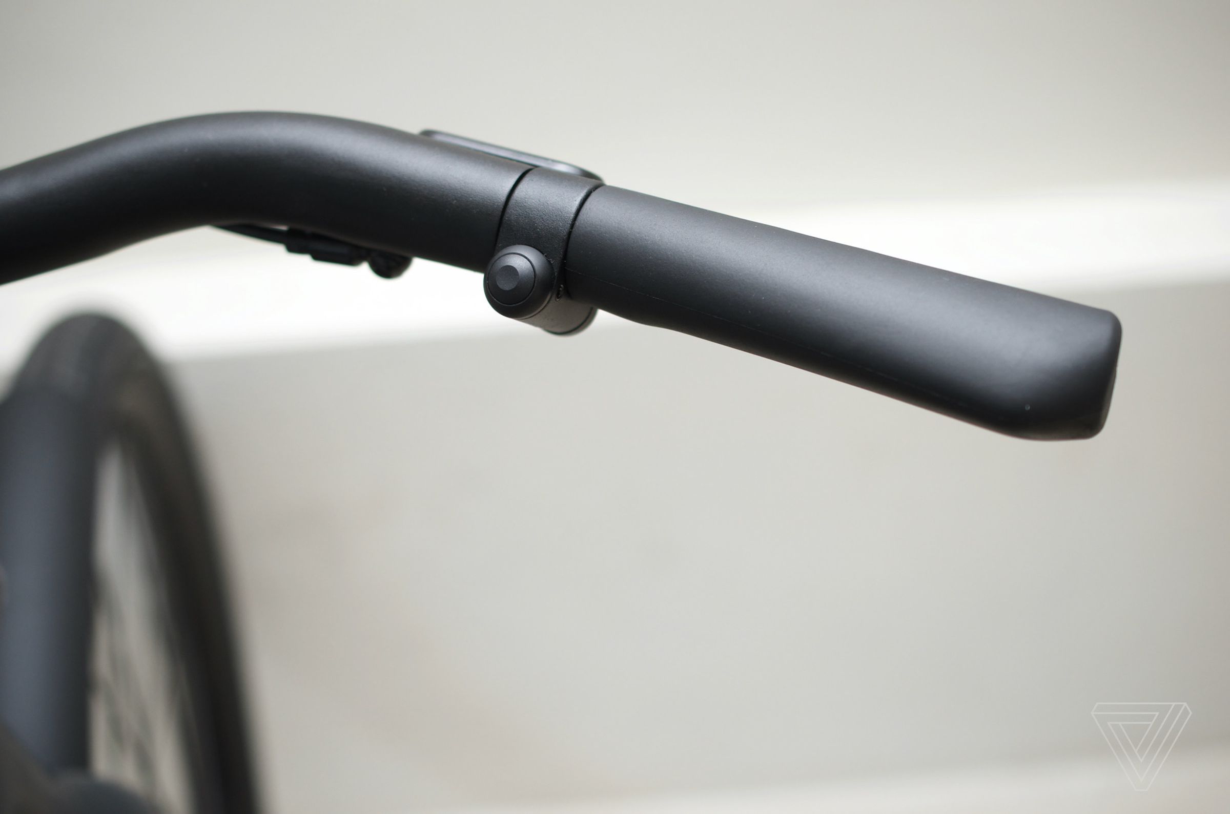 The turbo boost button on the VanMoof S3.