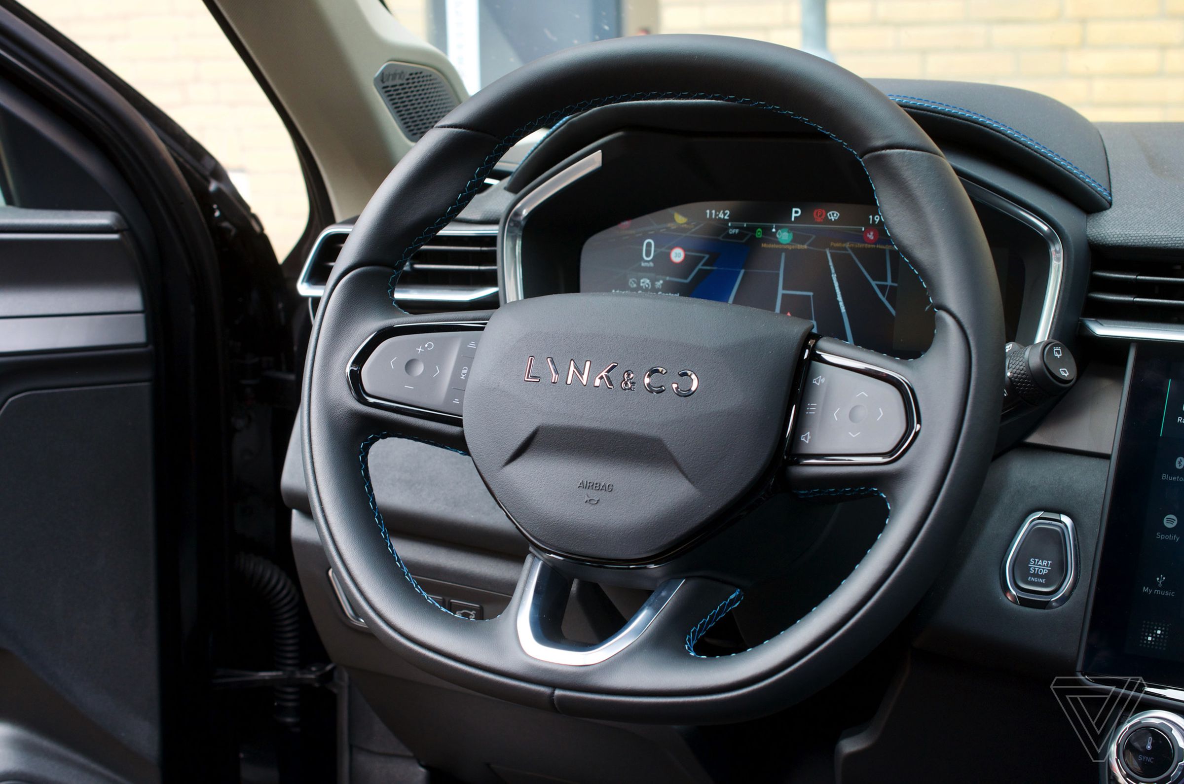 <em>Lynk &amp; Co 01: fat comfy steering wheel.</em>