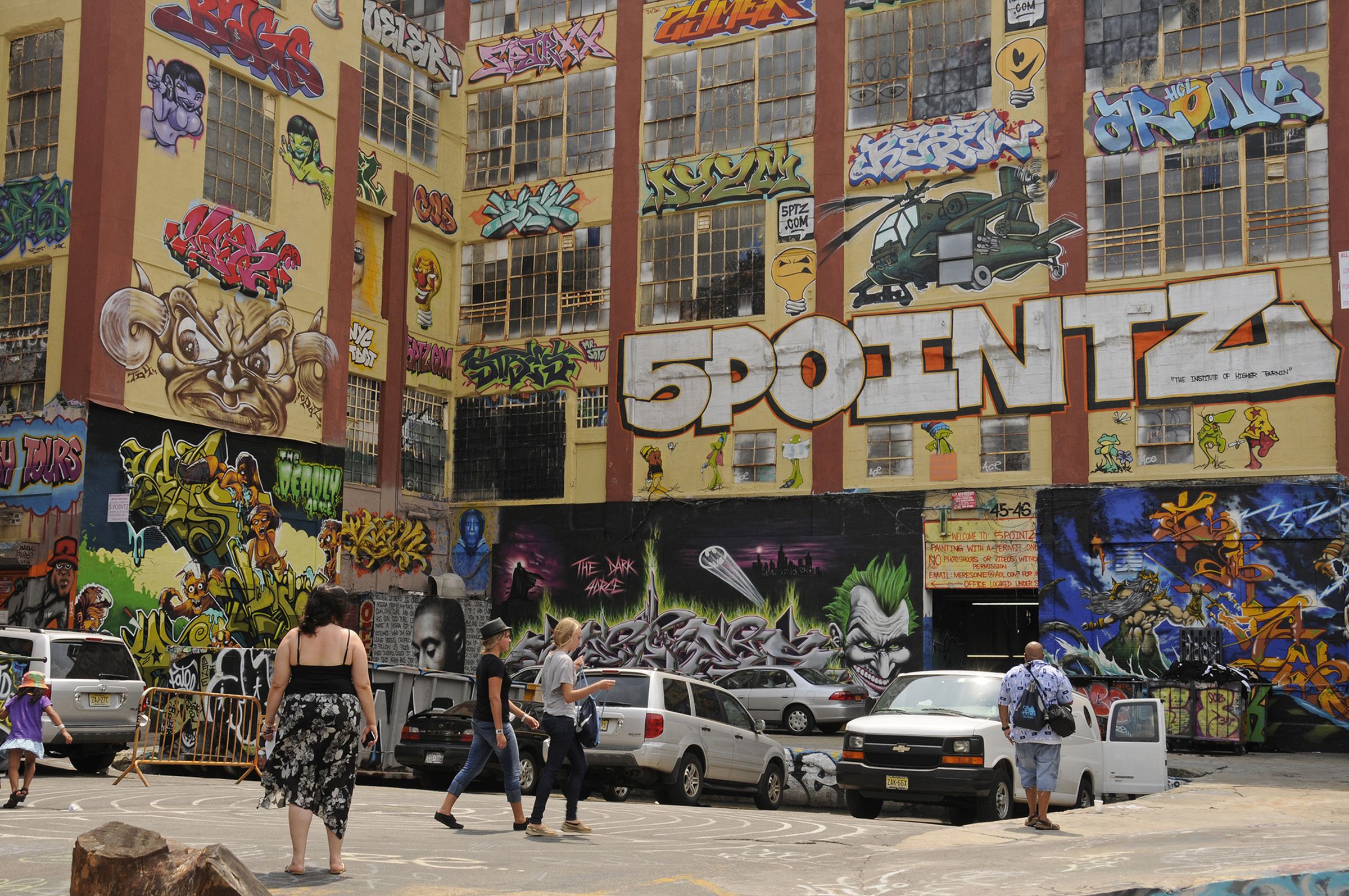 “5Pointz” was an outdoor art exhibit space for graffiti artists. 