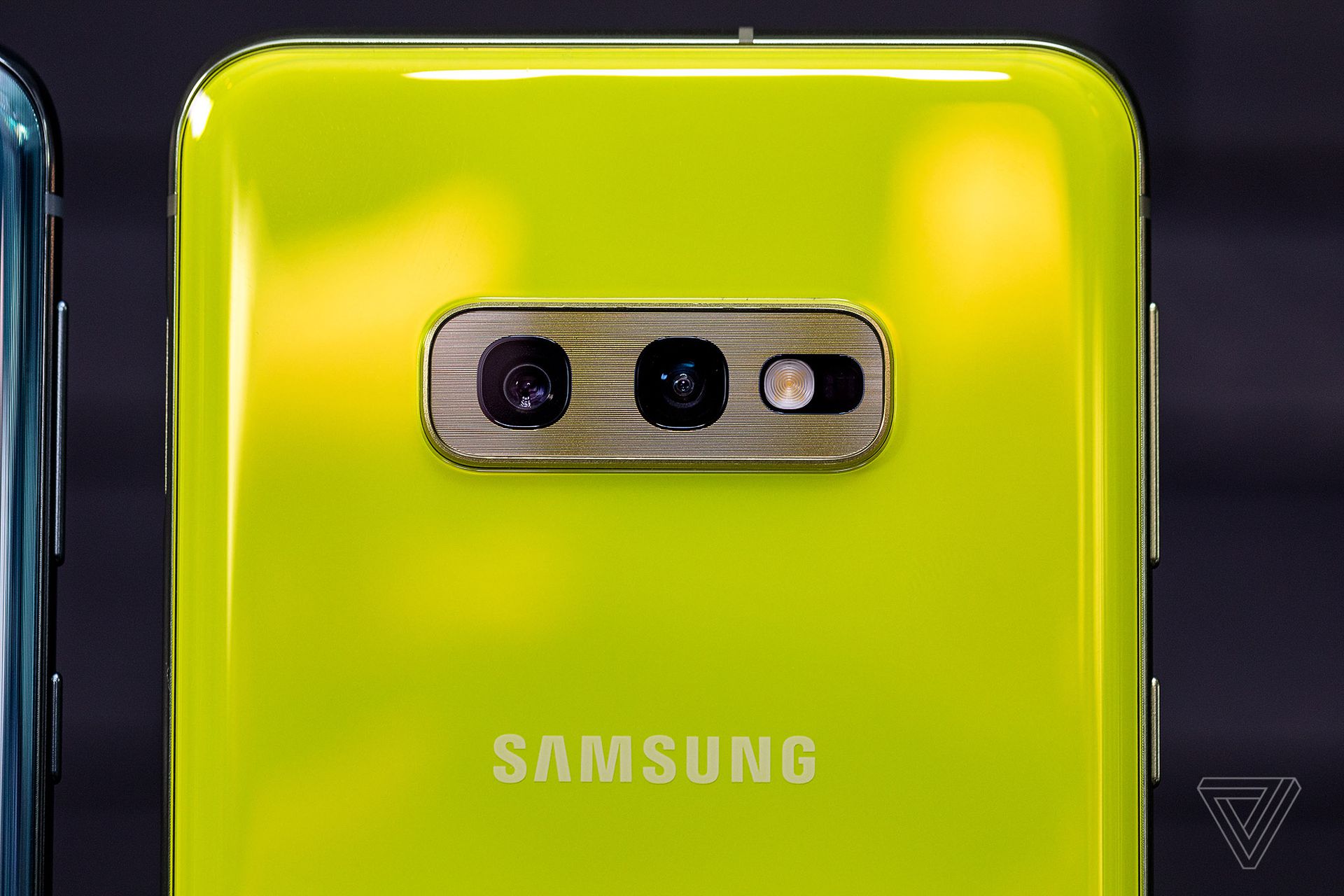 Samsung Galaxy S10e Hands On With The Smaller Cheaper New Phone The Verge 0676