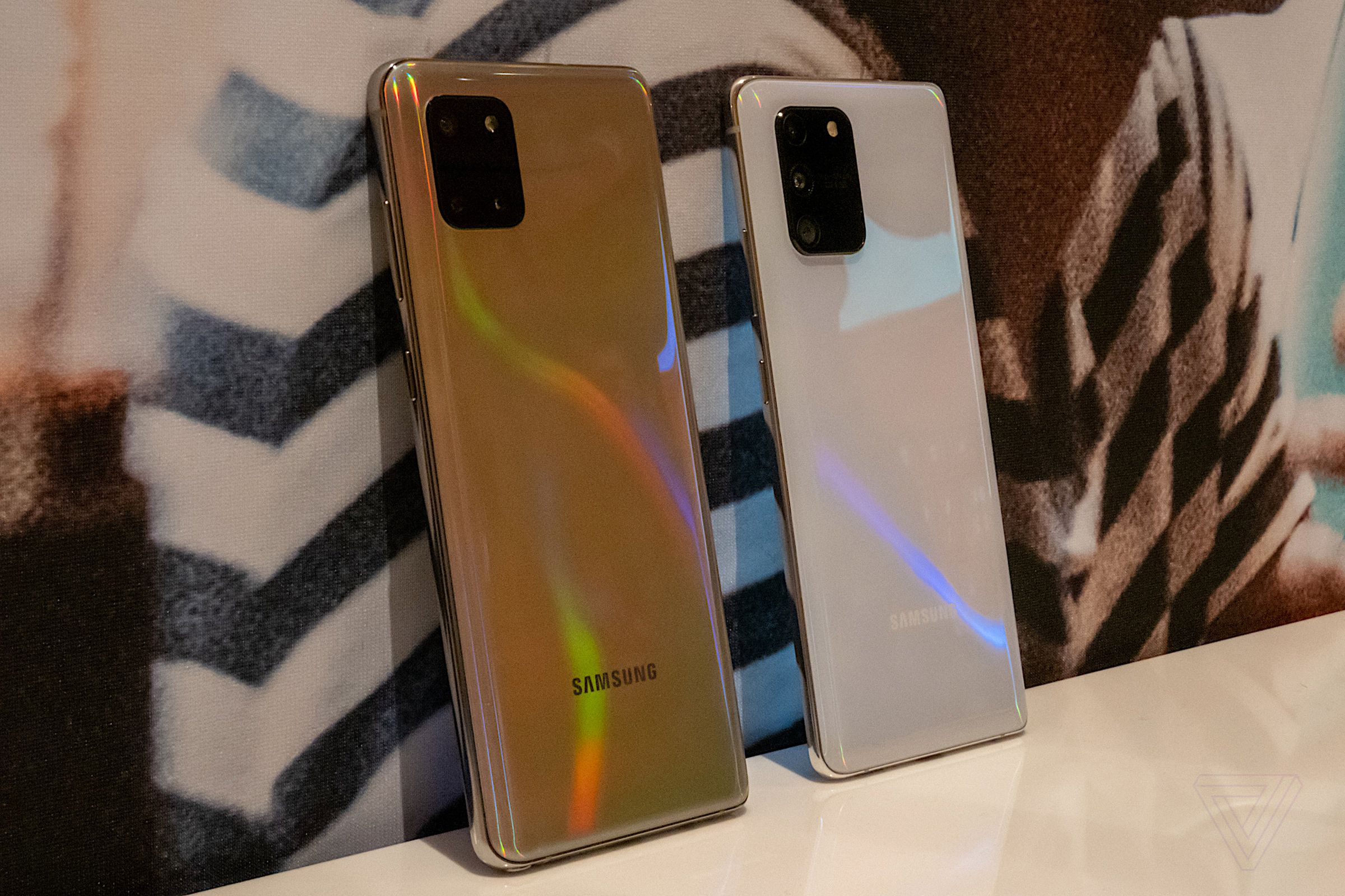 Note 10 Lite in gold, S10 Lite in white