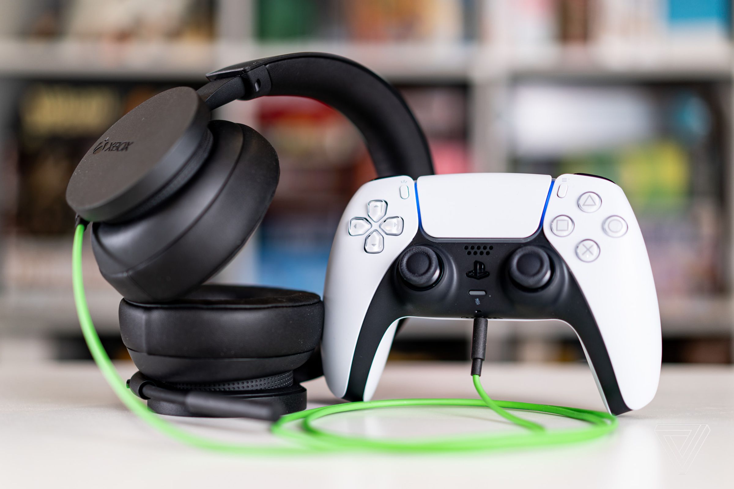 <em>Yes, it works great with the PlayStation 5 DualSense. The PS5 automatically mutes the TV and outputs the audio to the headset.</em>