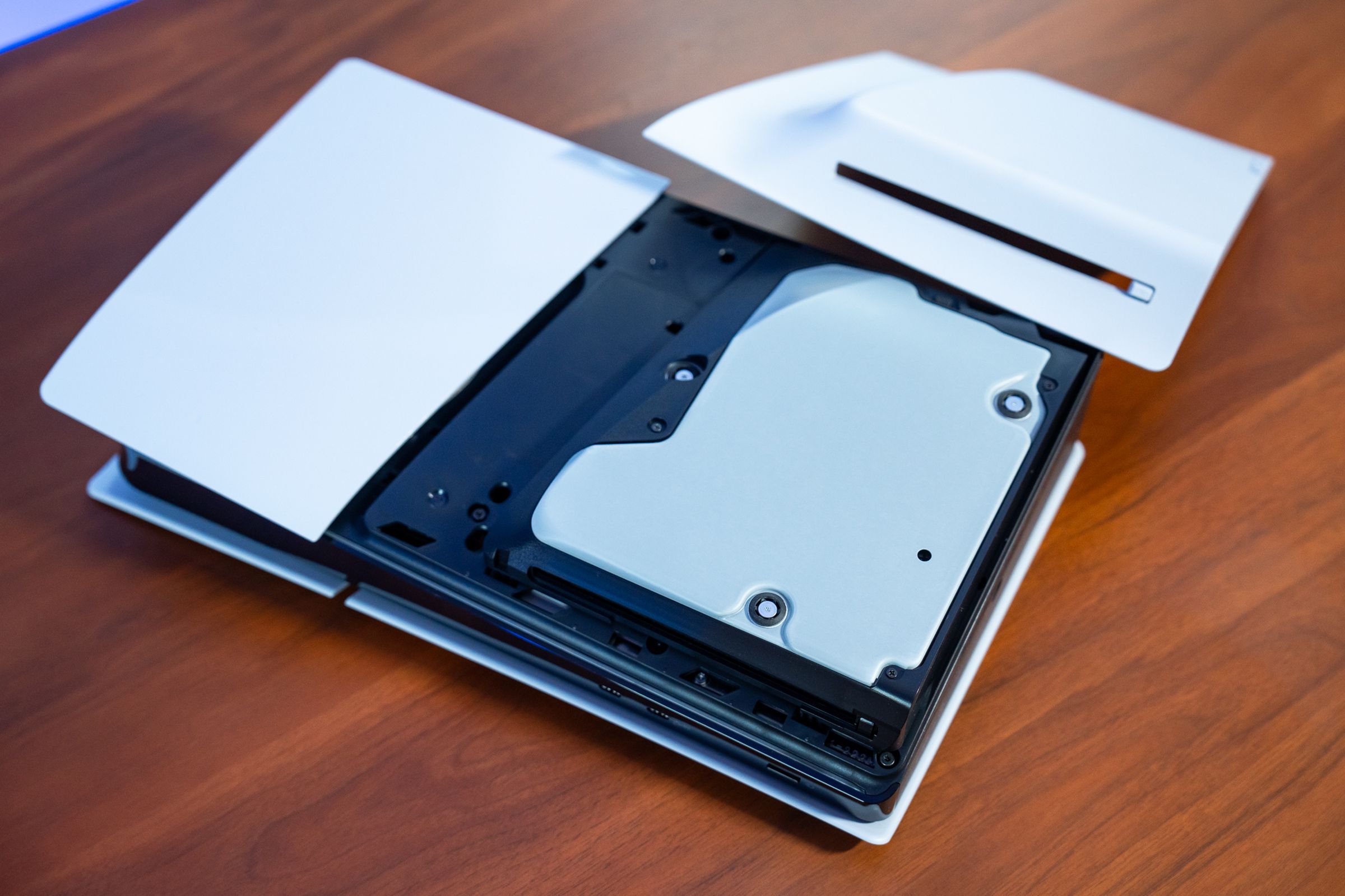 <em>Popping off the lower cover gives easy access to the removable disc drive.</em>