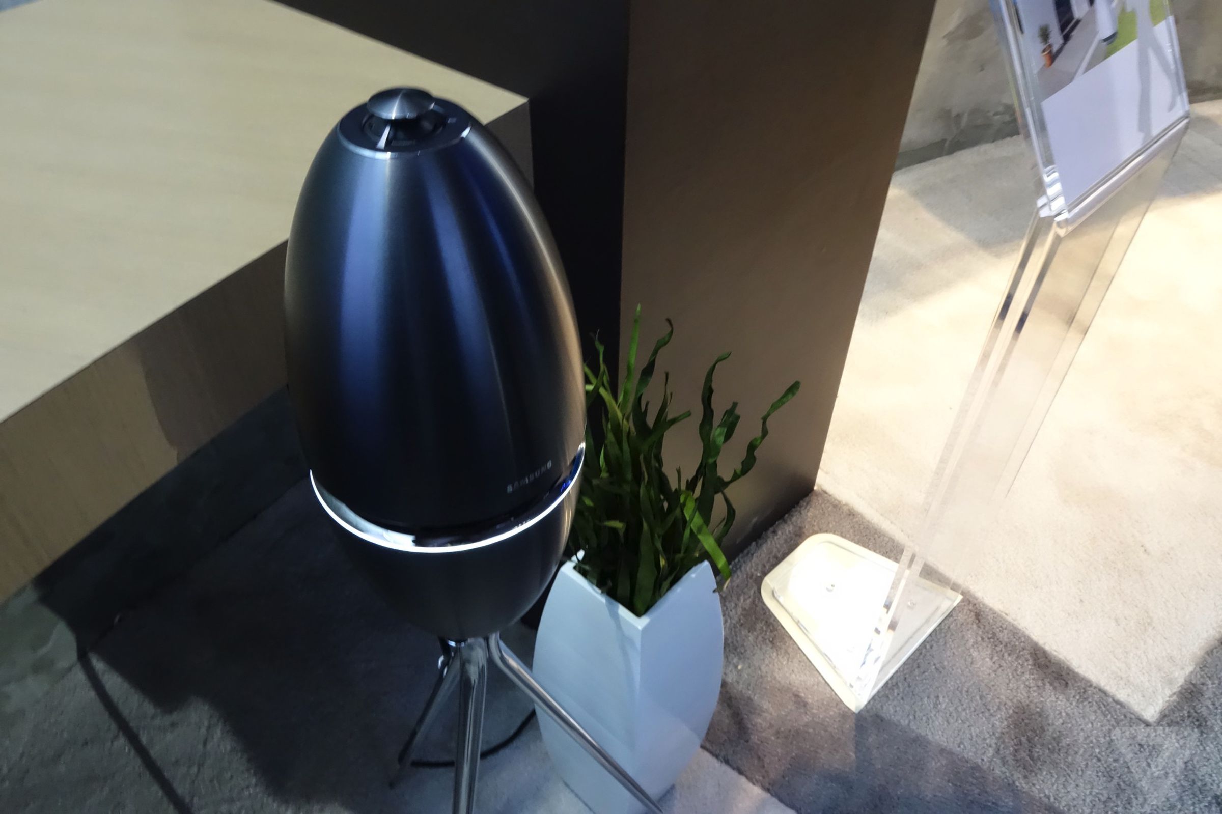 Samsung 360-degree speakers in photos 
