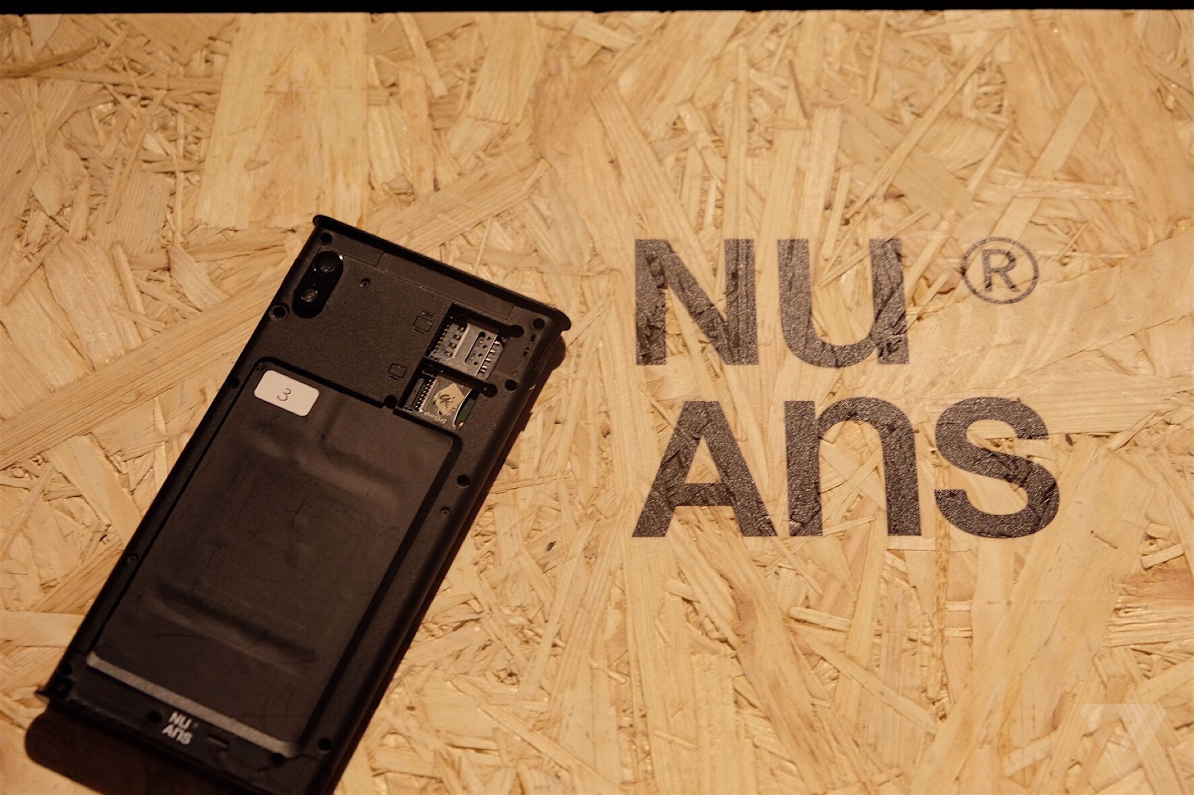 NuAns Neo Windows Phone photos