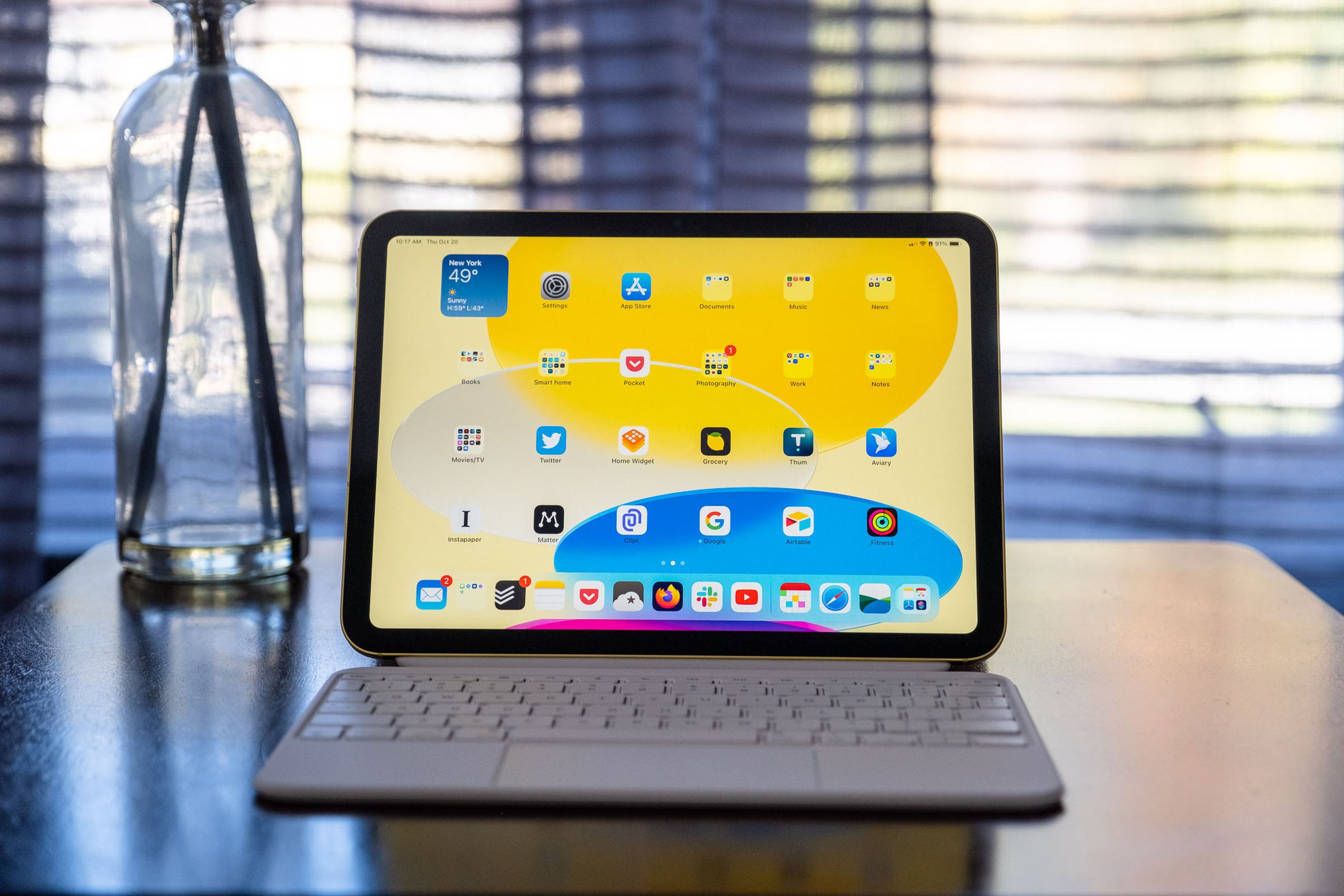 iPad generasi ke-10 dalam Apple Magic Keyboard Folio.