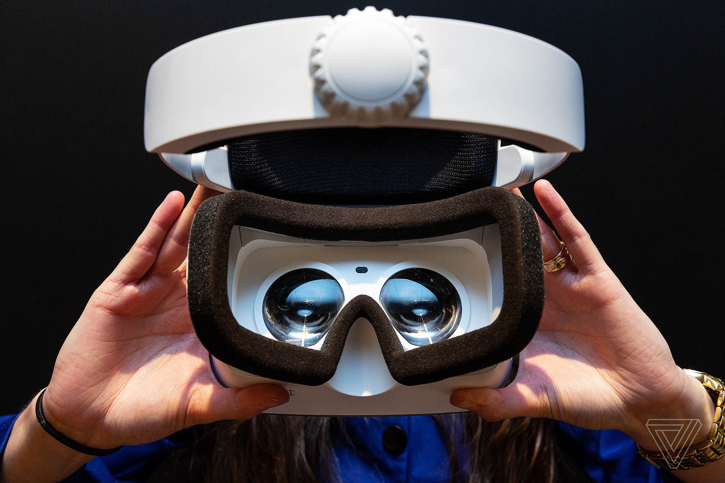 Vr последняя версия. Шлем виртуальной реальности. VR шлем. VR виртуальная реальность. Человек в шлеме виртуальной реальности.