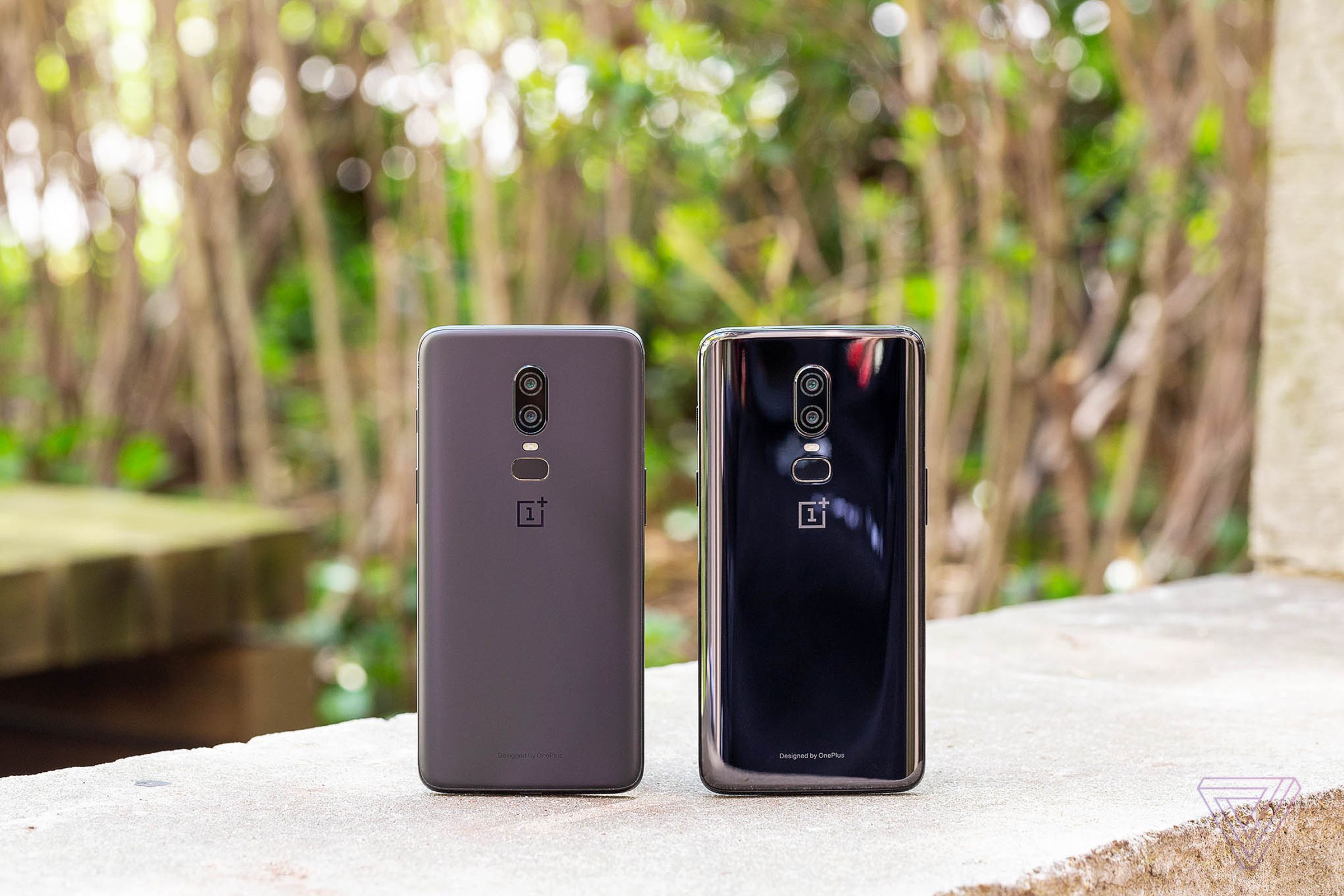 OnePlus 6 in midnight black (left) and mirror black (right).