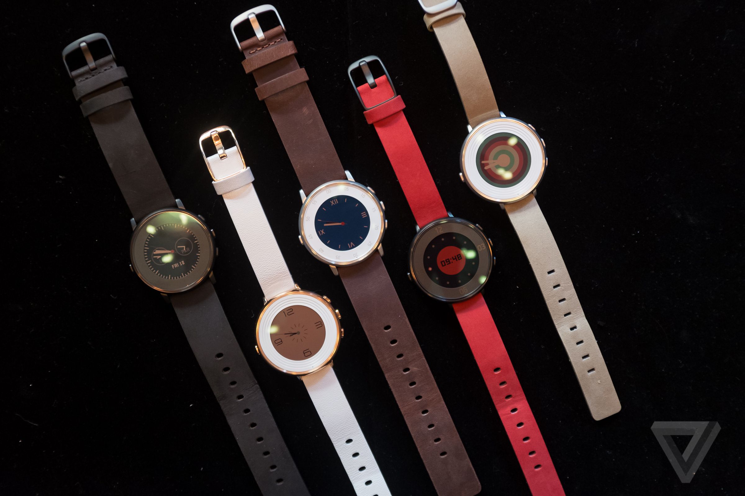 Pebble introduces its first round smartwatch - The Verge