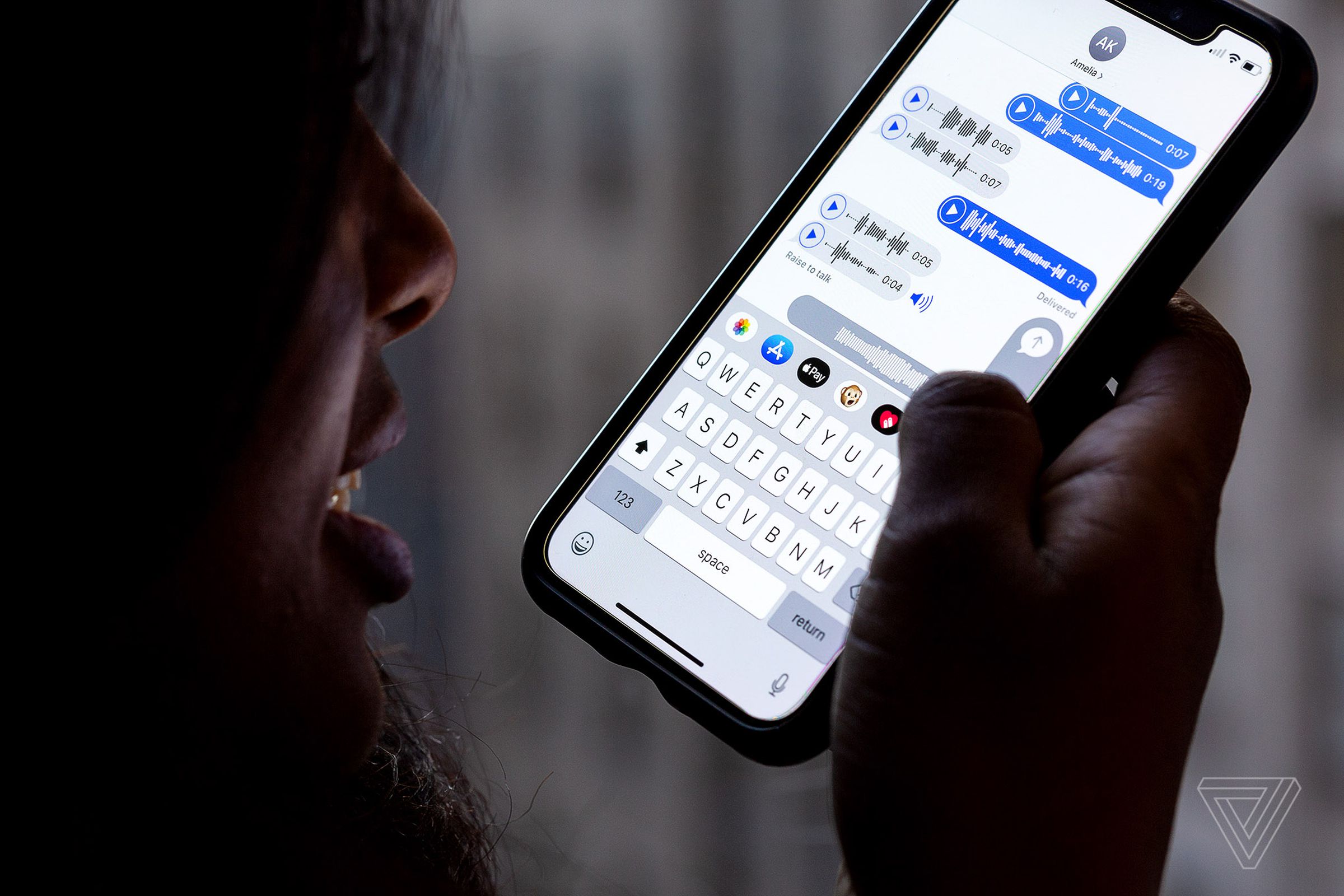 A person sending a voice message via iMessage.