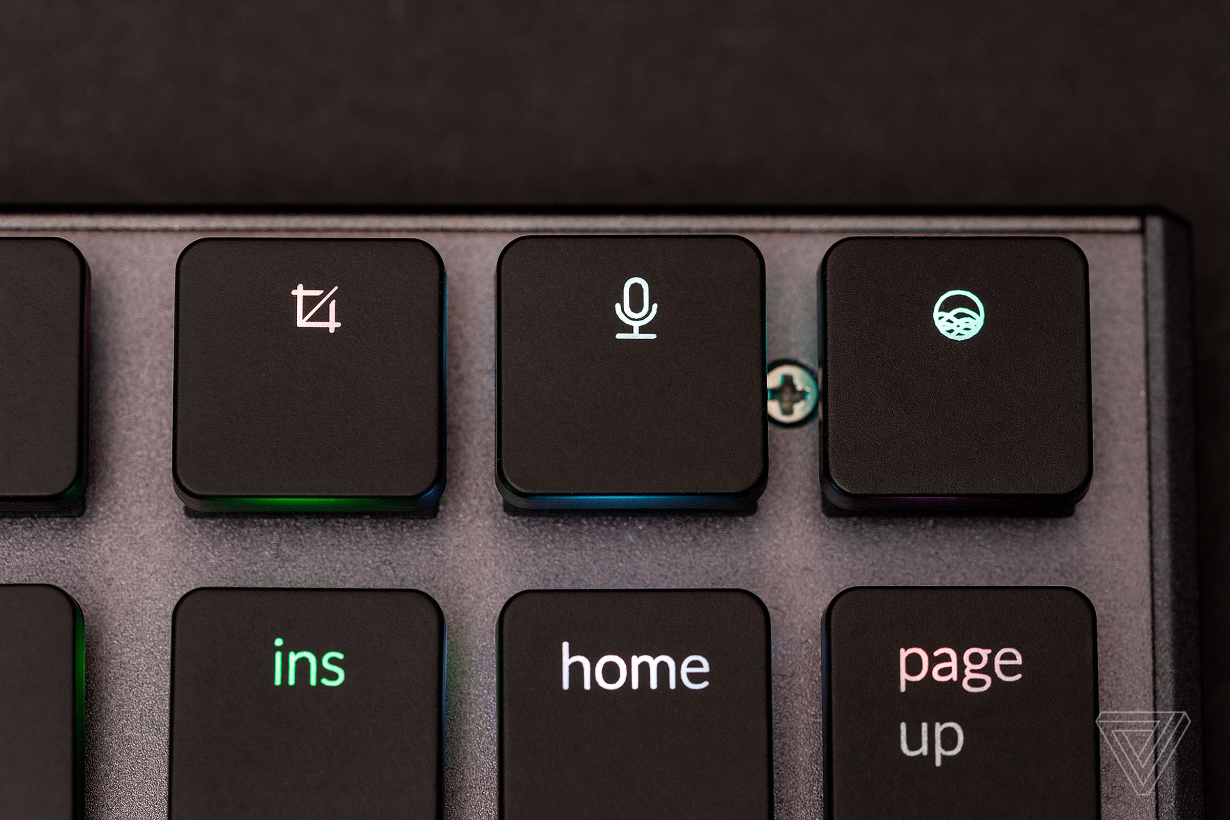 The K1 has dedicated buttons for screenshots, Siri, and voice dictation.