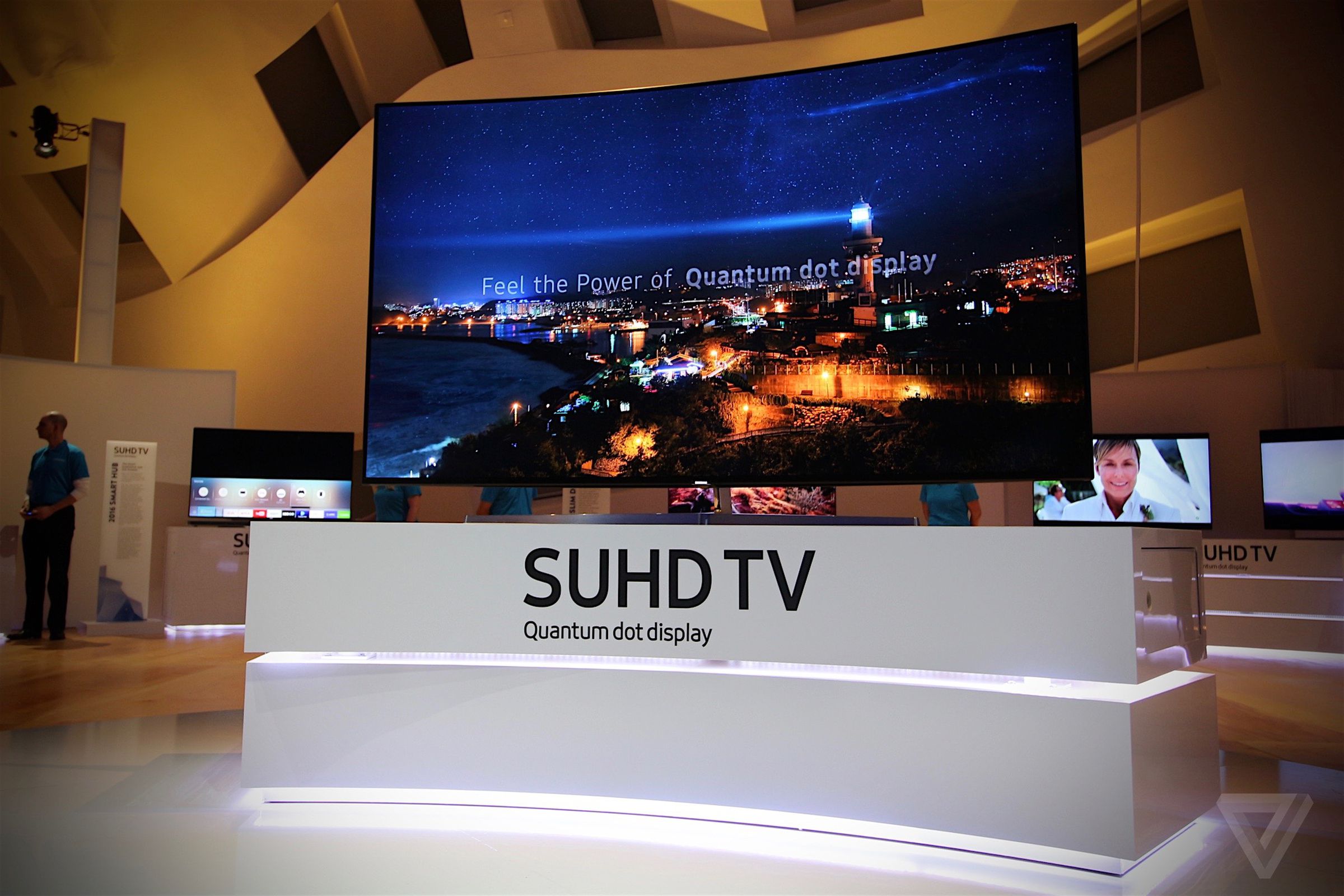 Версии телевизоров samsung. Телевизор самсунг 2016. Телевизор будущего. Телевизор в будущем. Гибкий телевизор Samsung.
