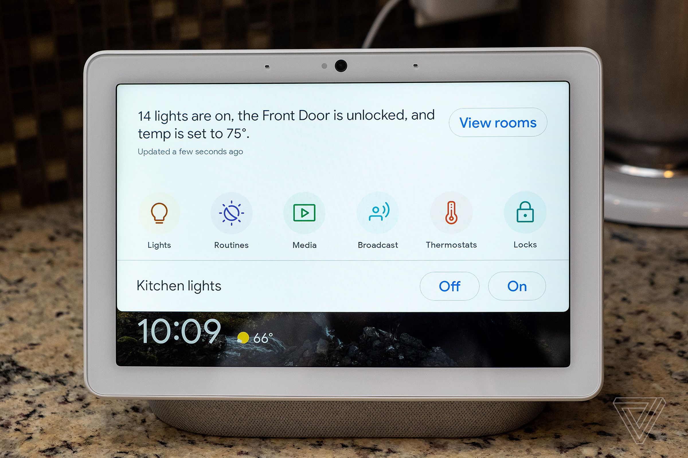 The Hub Max has the same smart home controls as the smaller Hub.