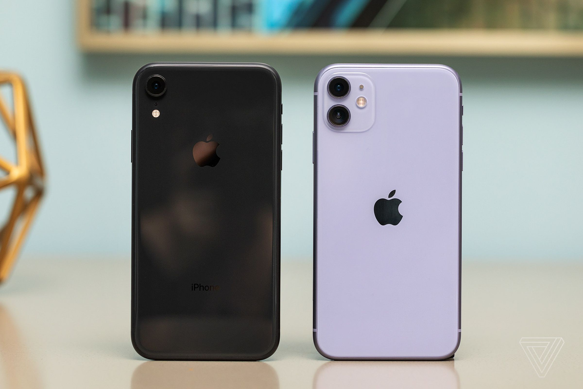 iPhone XR (left), iPhone 11 (right).