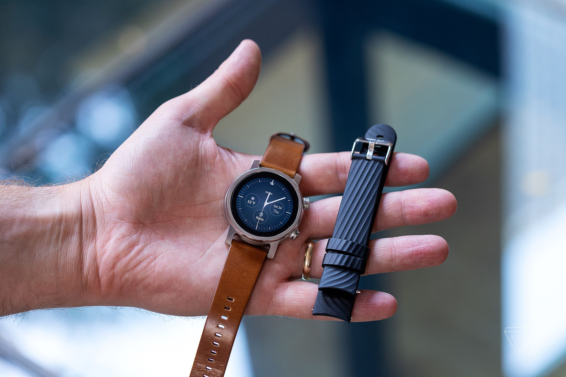 Both leather and rubber straps are included with the Moto 360