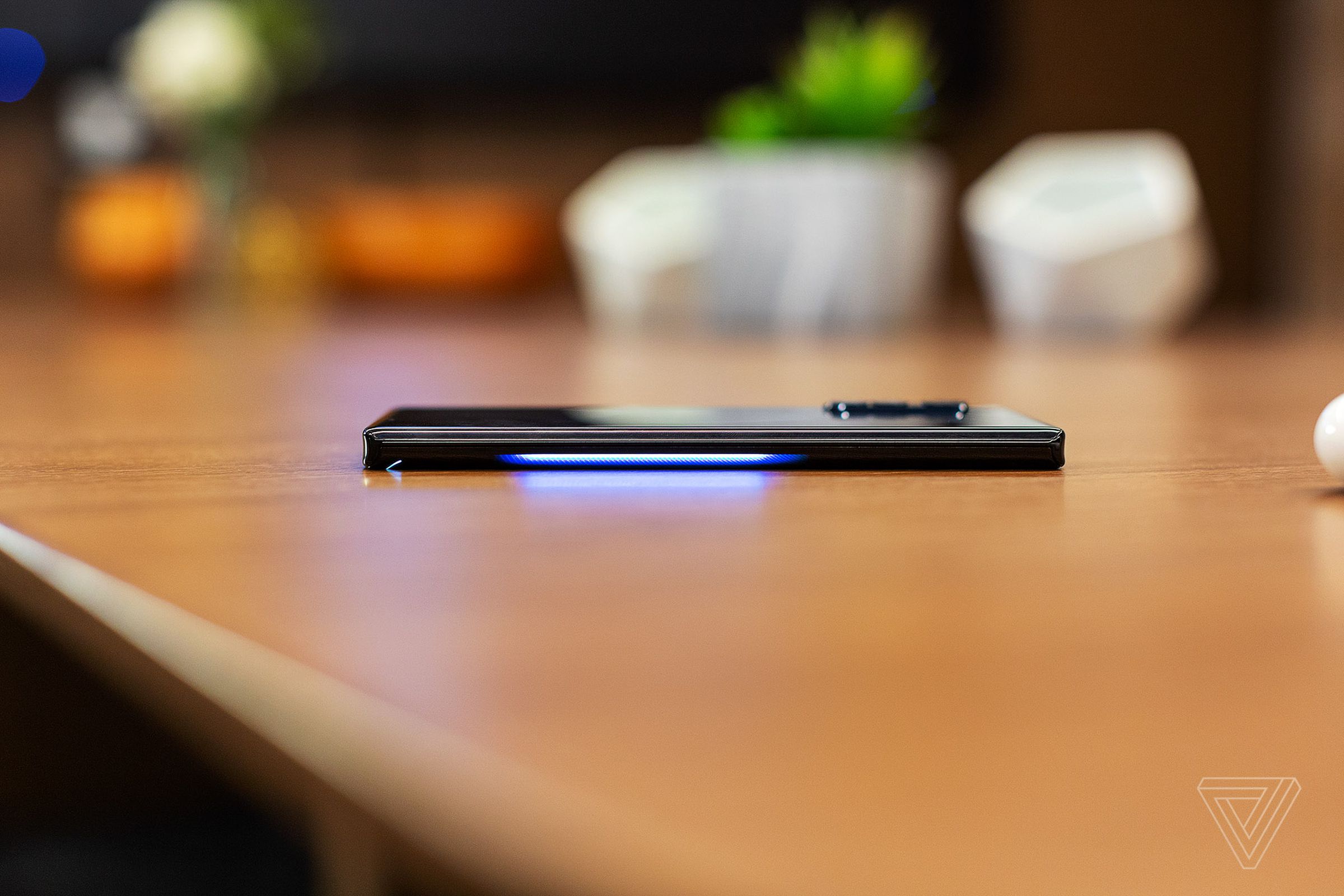 Reverse wireless charging causes the edges of the display to light up to help align your devices