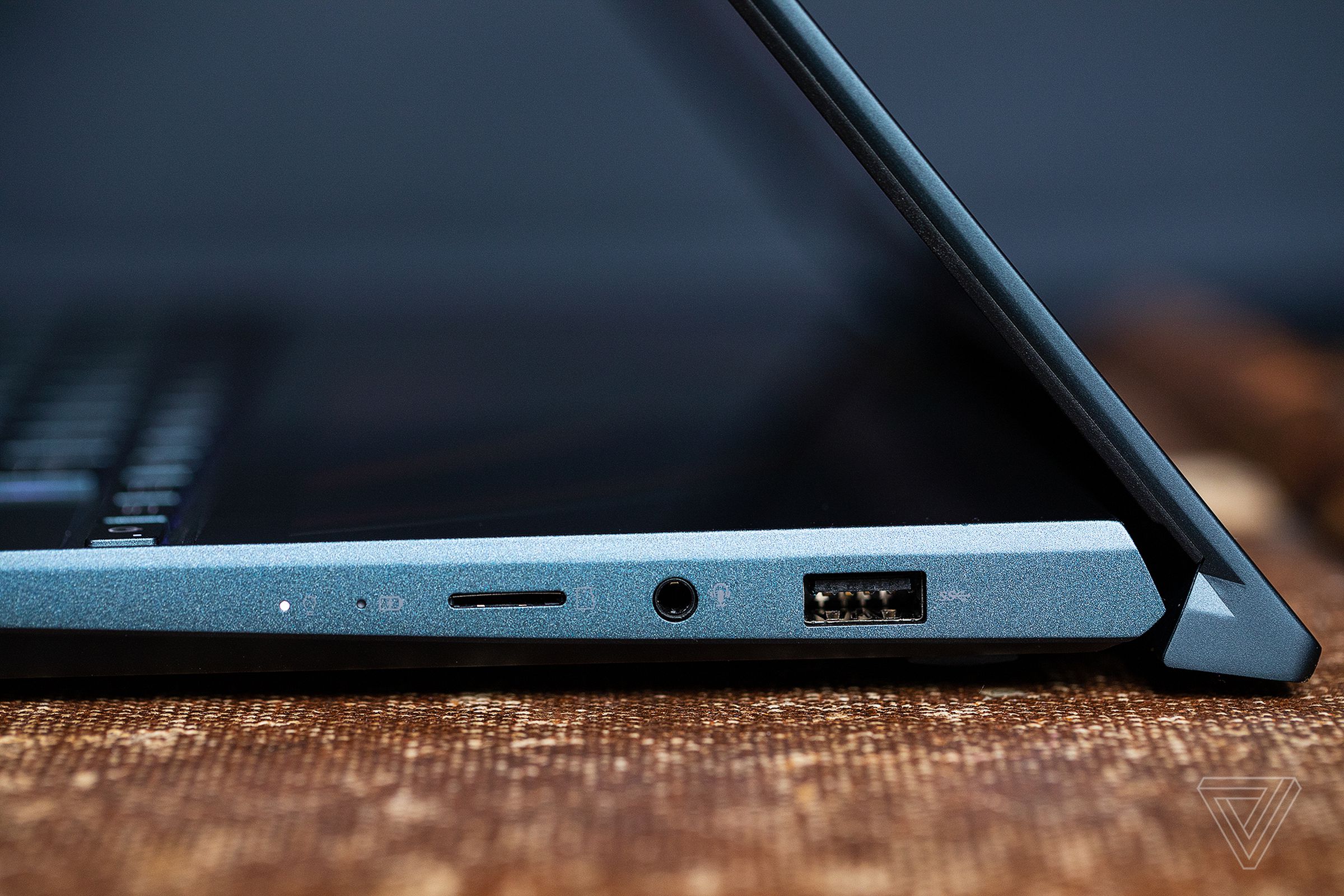 Asus Zenbook Duo right-side ports