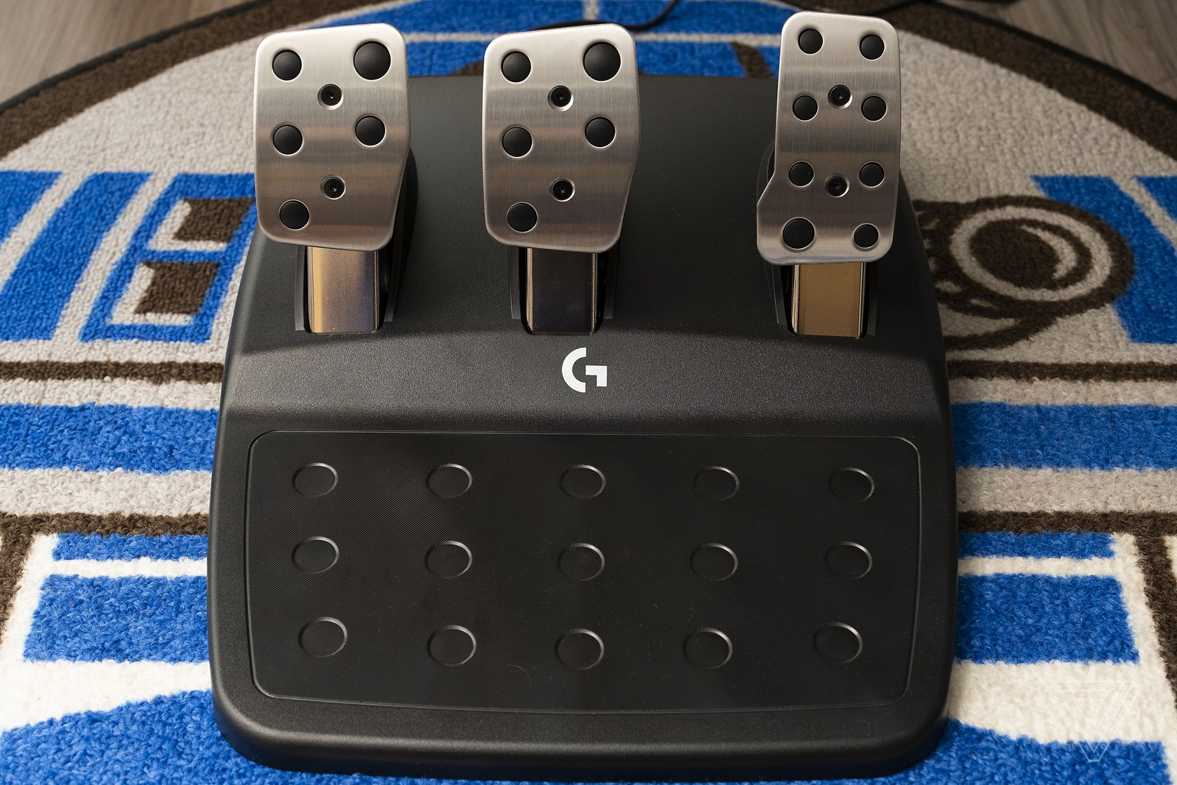 The pedal set that is included with the G923 is visually the same as prior models, but the brake pedal now utilizes a progressive spring.