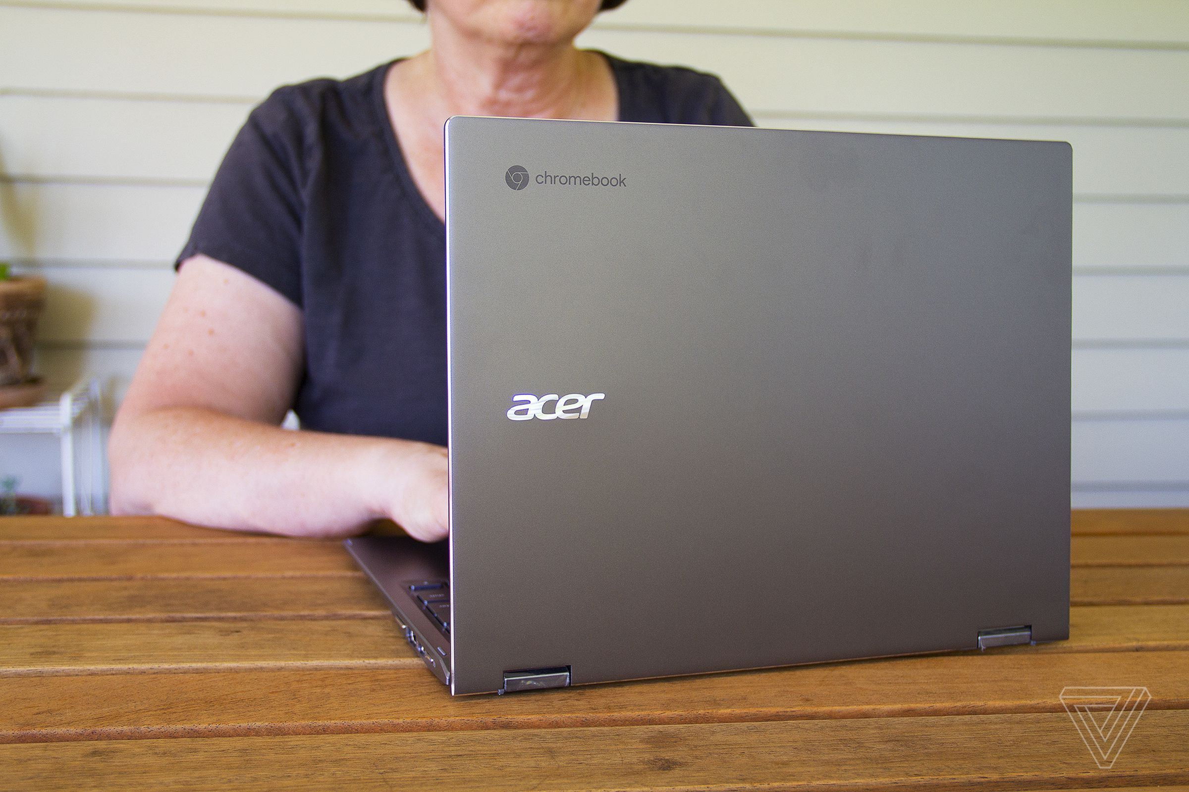 Acer Chromebook Spin 713'te bir kullanıcı yazıyor.