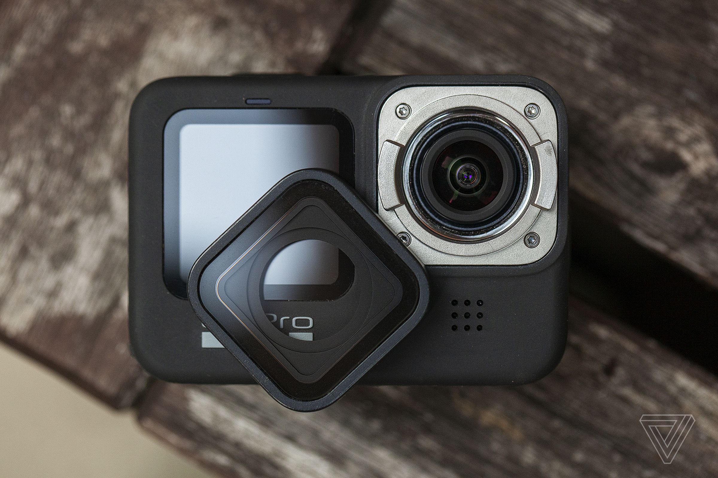 The front lens cover is removable with a twist and a pull.
