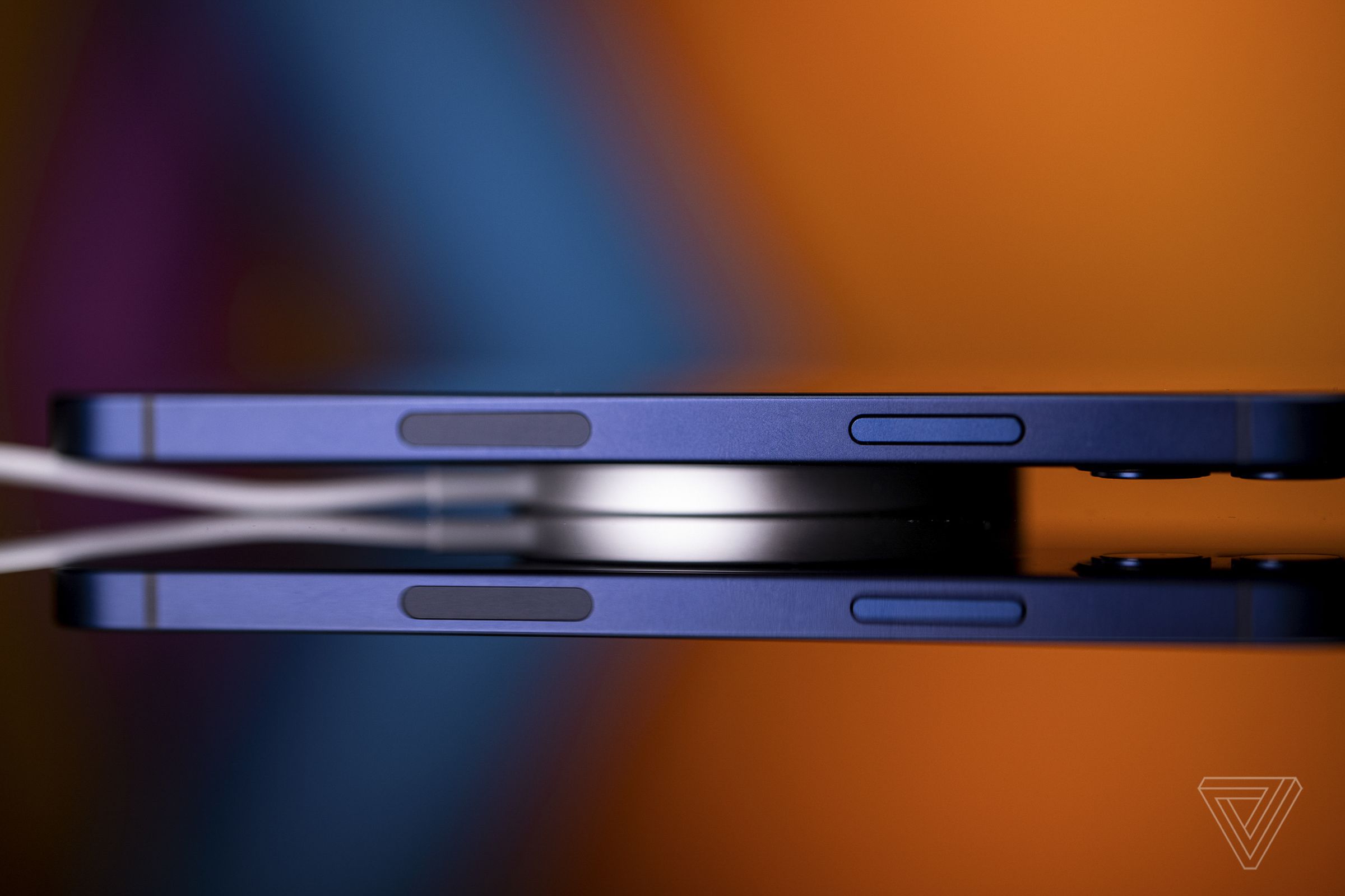 MagSafe şarj diski ince ve hafiftir ve iPhone 12'yi 15W'ta çalıştırabilir.