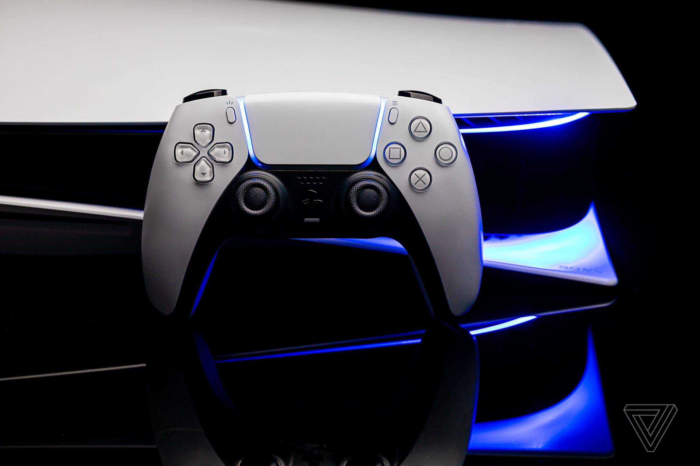 کنترلر PlayStation 5 DualSense بر روی کنسول PlayStation 5 قرار دارد.