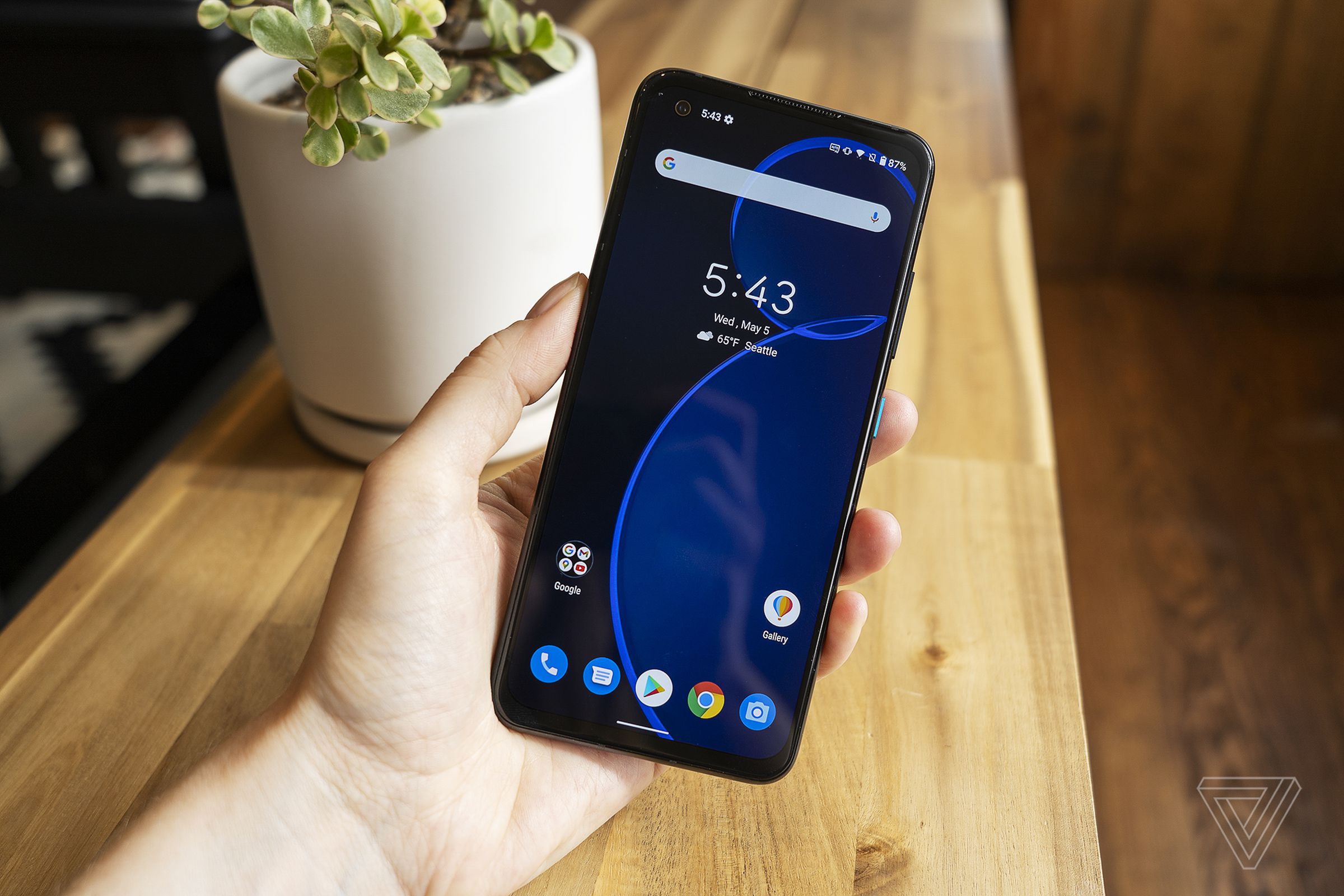 Asus designed the ZenFone 8 with one-handed operation in mind.
