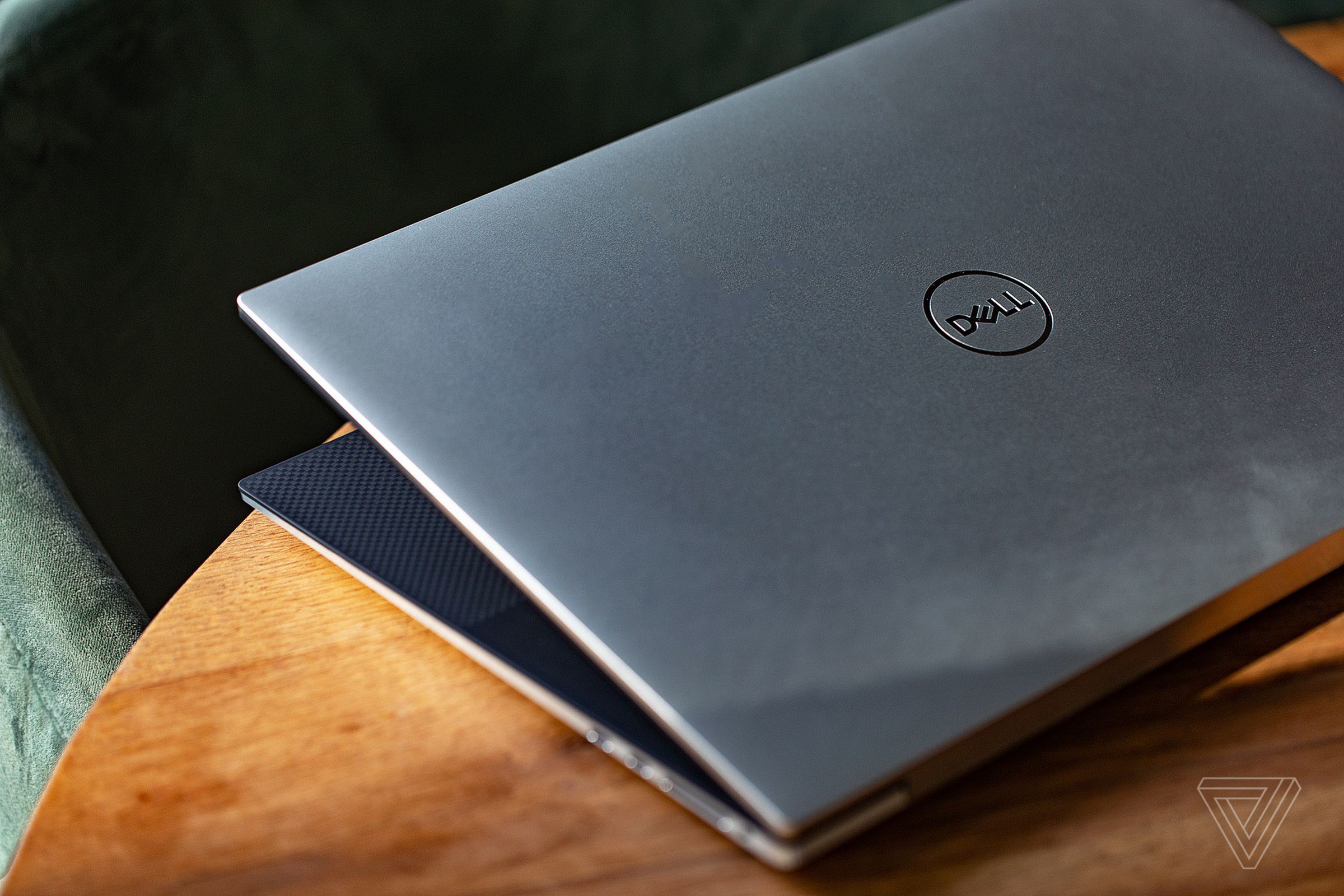 The top aluminum lid of the Dell XPS 17