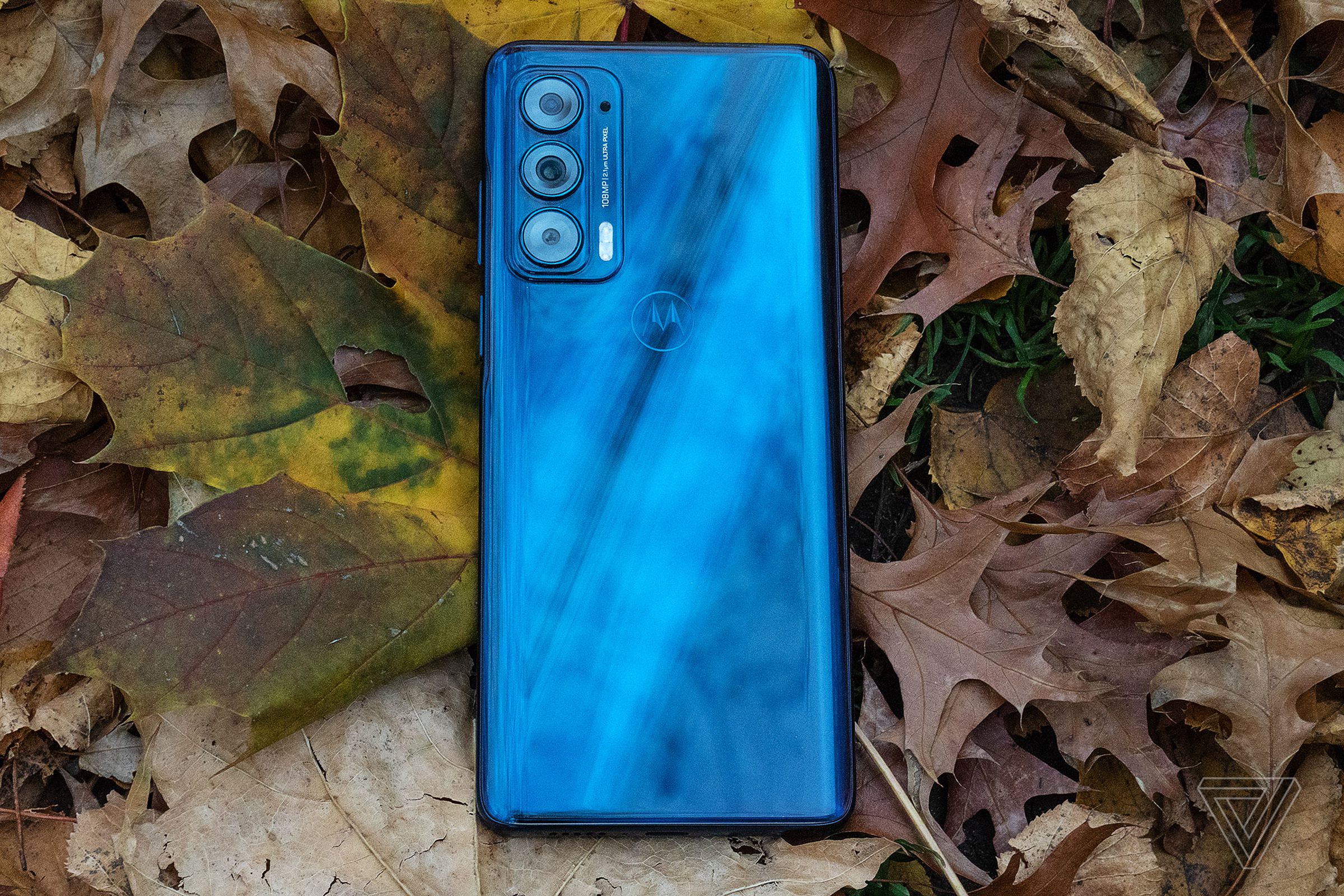 Motorola Moto Edge 5G UW (2021) in Nebula Blue.