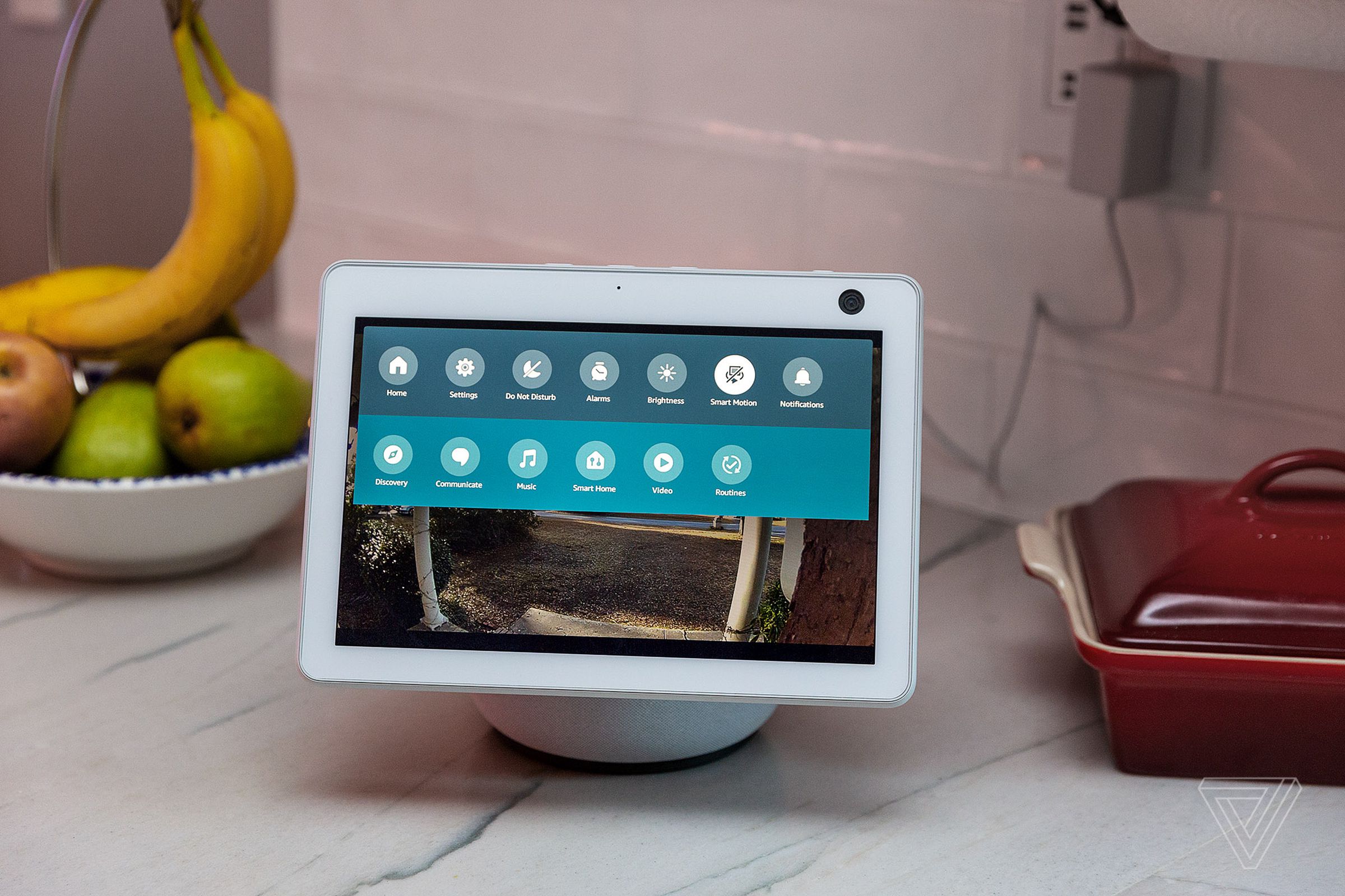 The Echo Show 10 can now stream a live view of your Google Nest Doorbell (battery), as well as announce when someone presses the doorbell.