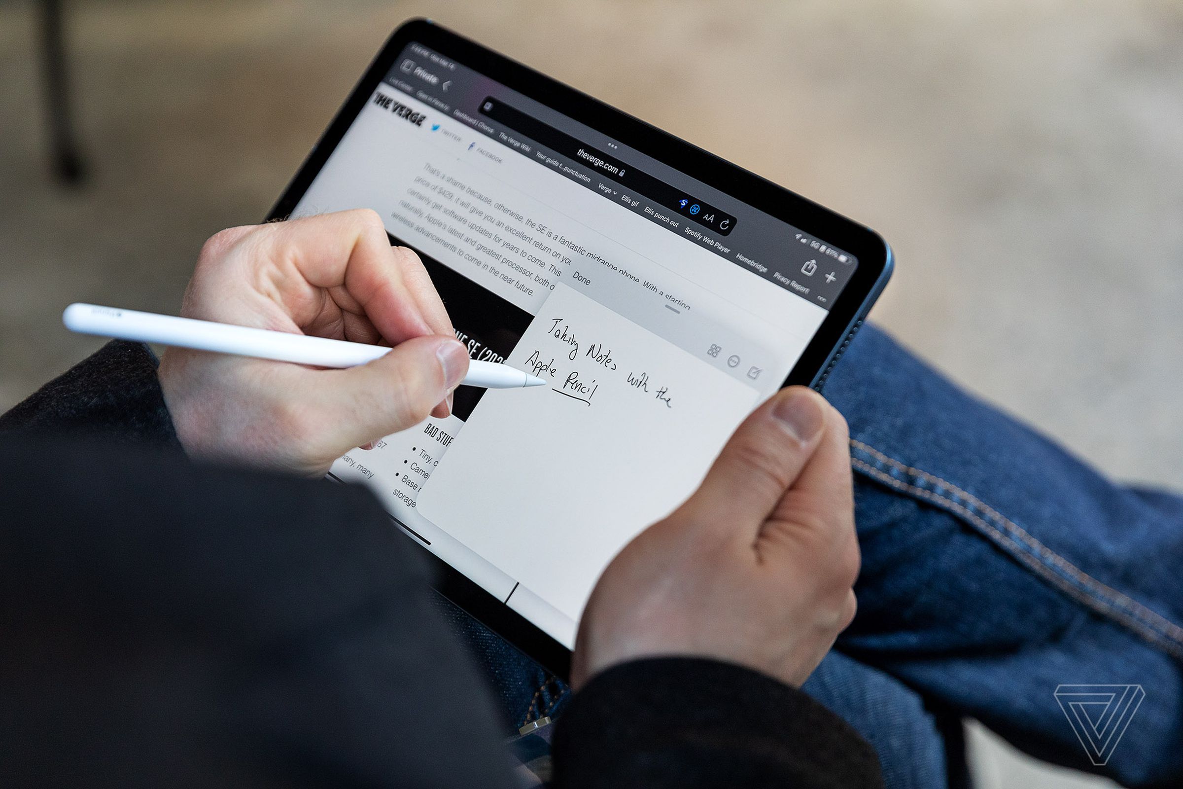 Escrevendo uma nota no iPad Air 2022 com o Apple Pencil de segunda geração