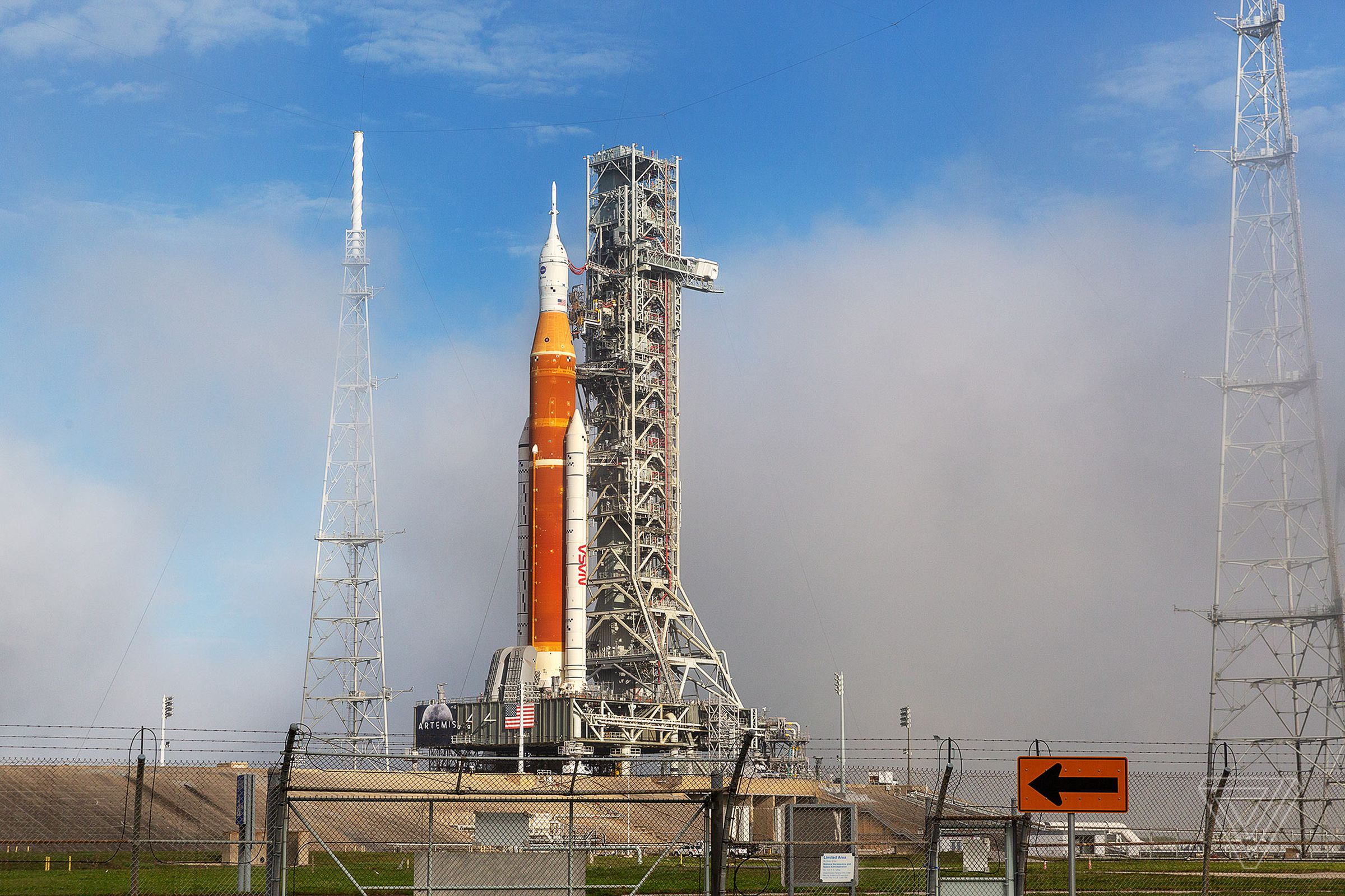 The SLS on its launchpad at LC-39B the day after starting its rollout