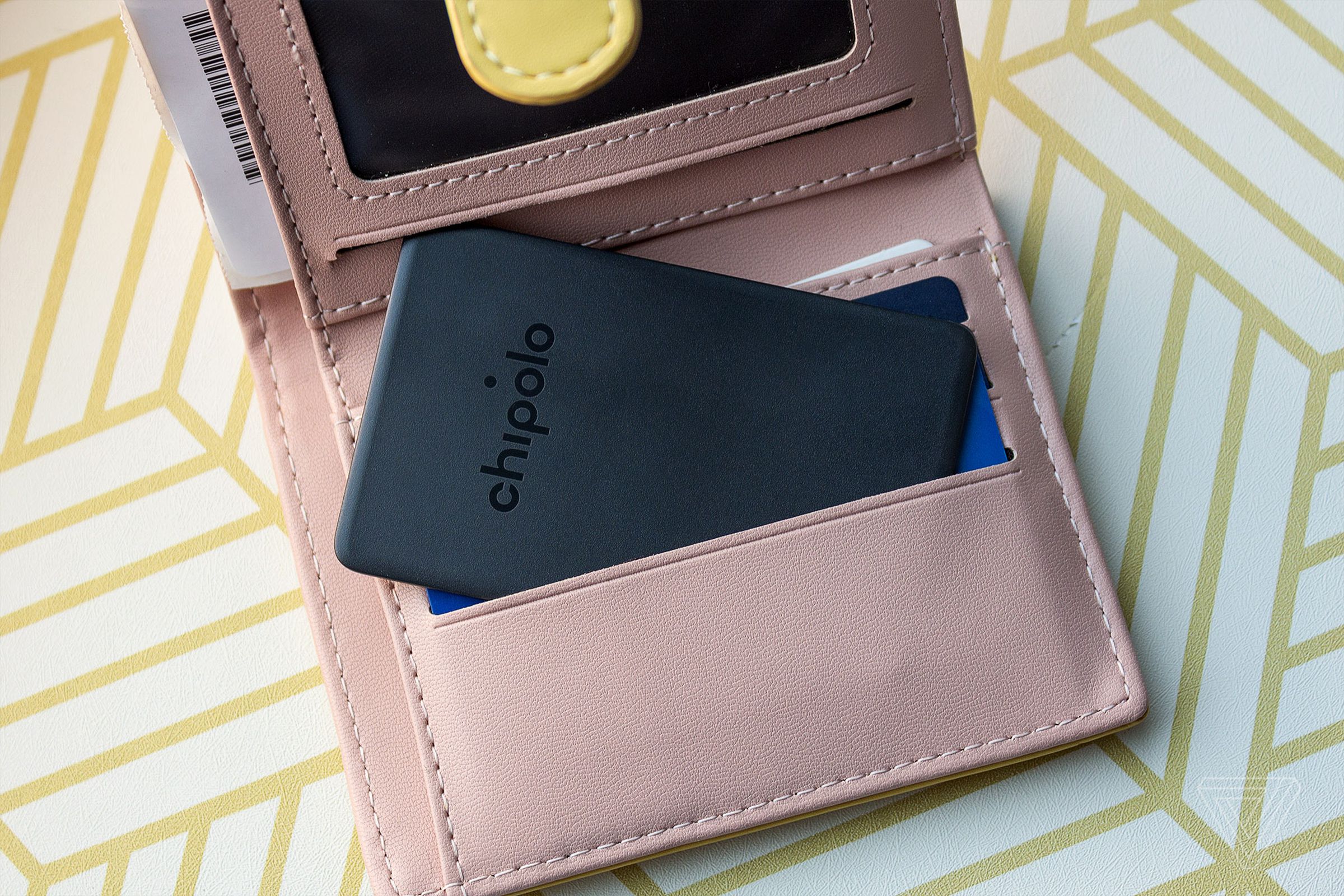 Chipolo Card Spot in a pink wallet