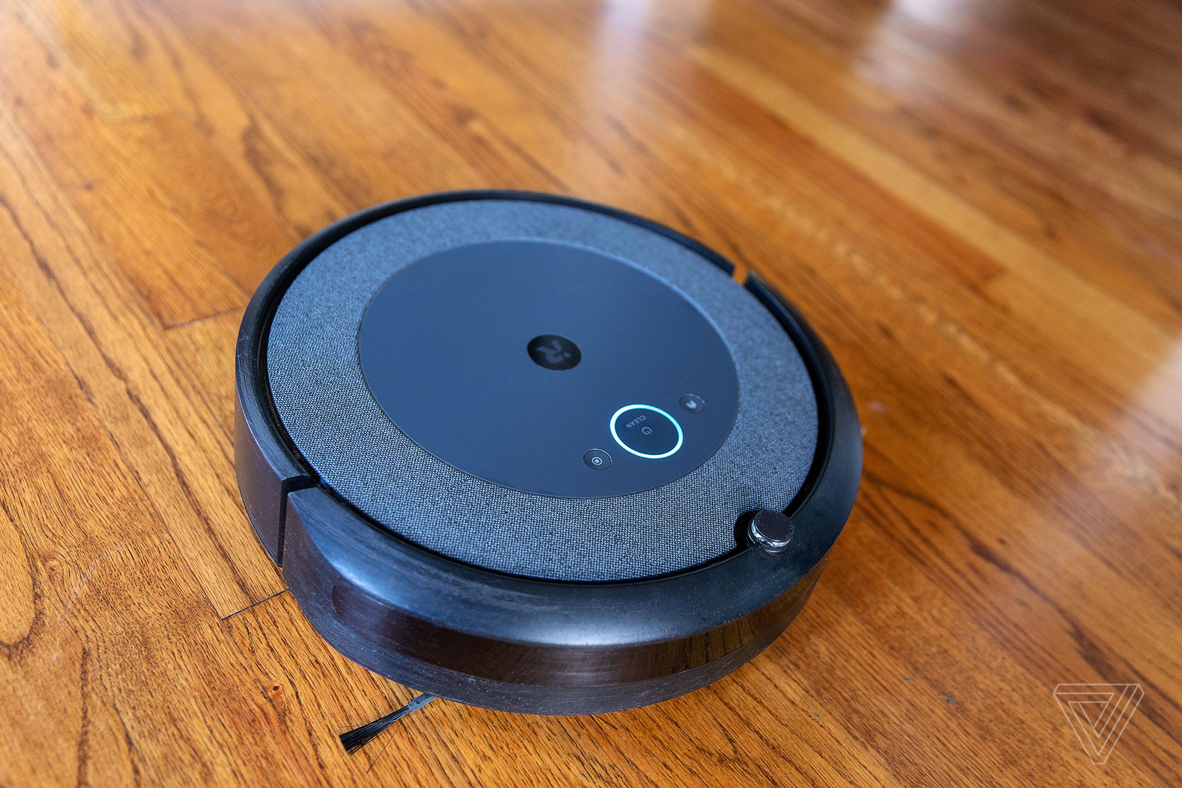 Just like the j7, the Roomba i3 uses two rubber brushes and a side brush. Unlike the j7, it has a spot-cleaning button on the robot.