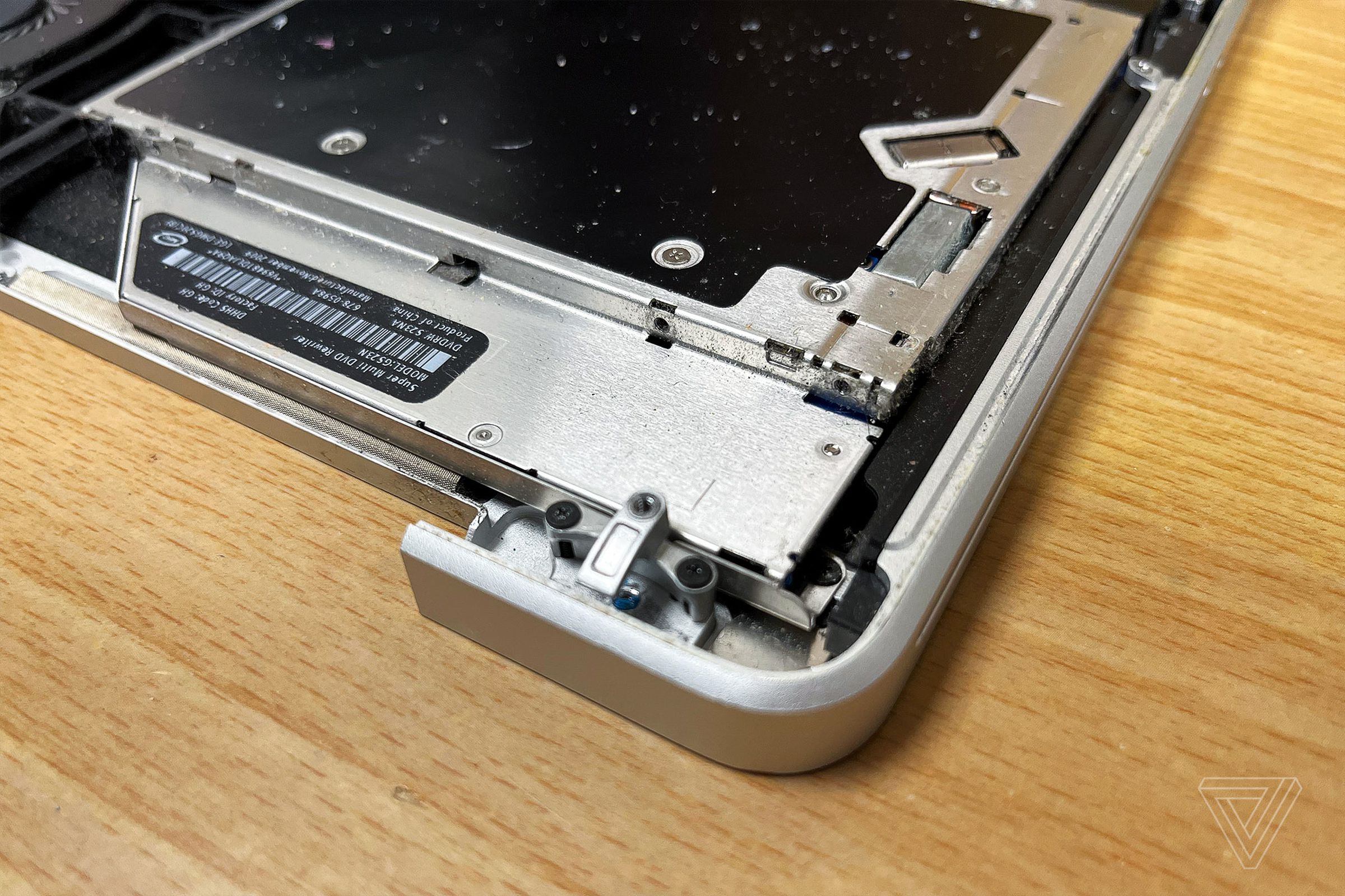 2009 MacBook Pro: Small pieces were returned so the bottom case can be reinstalled.