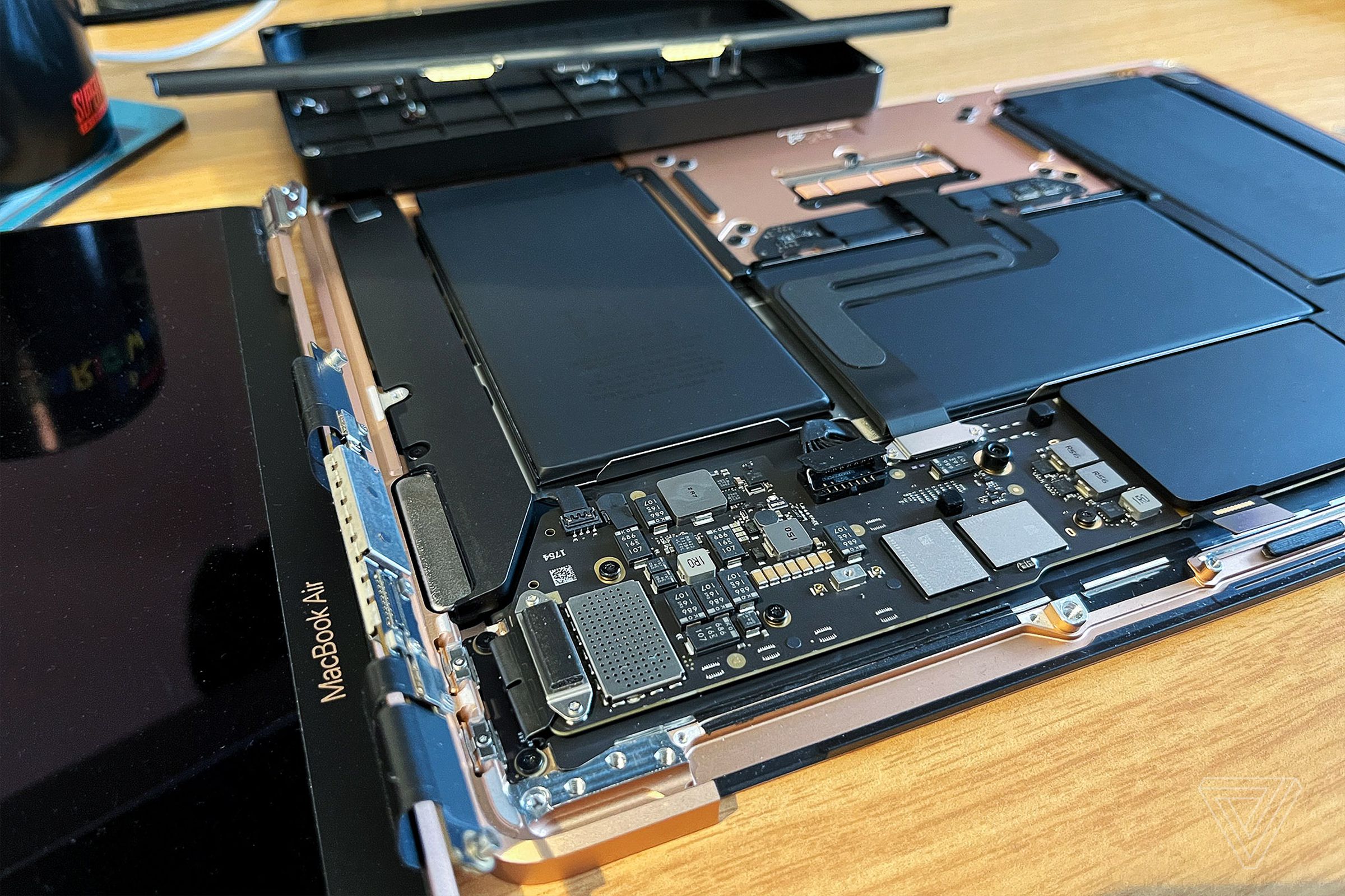 Clamshell and antenna array removed from the M1 MacBook Air.
