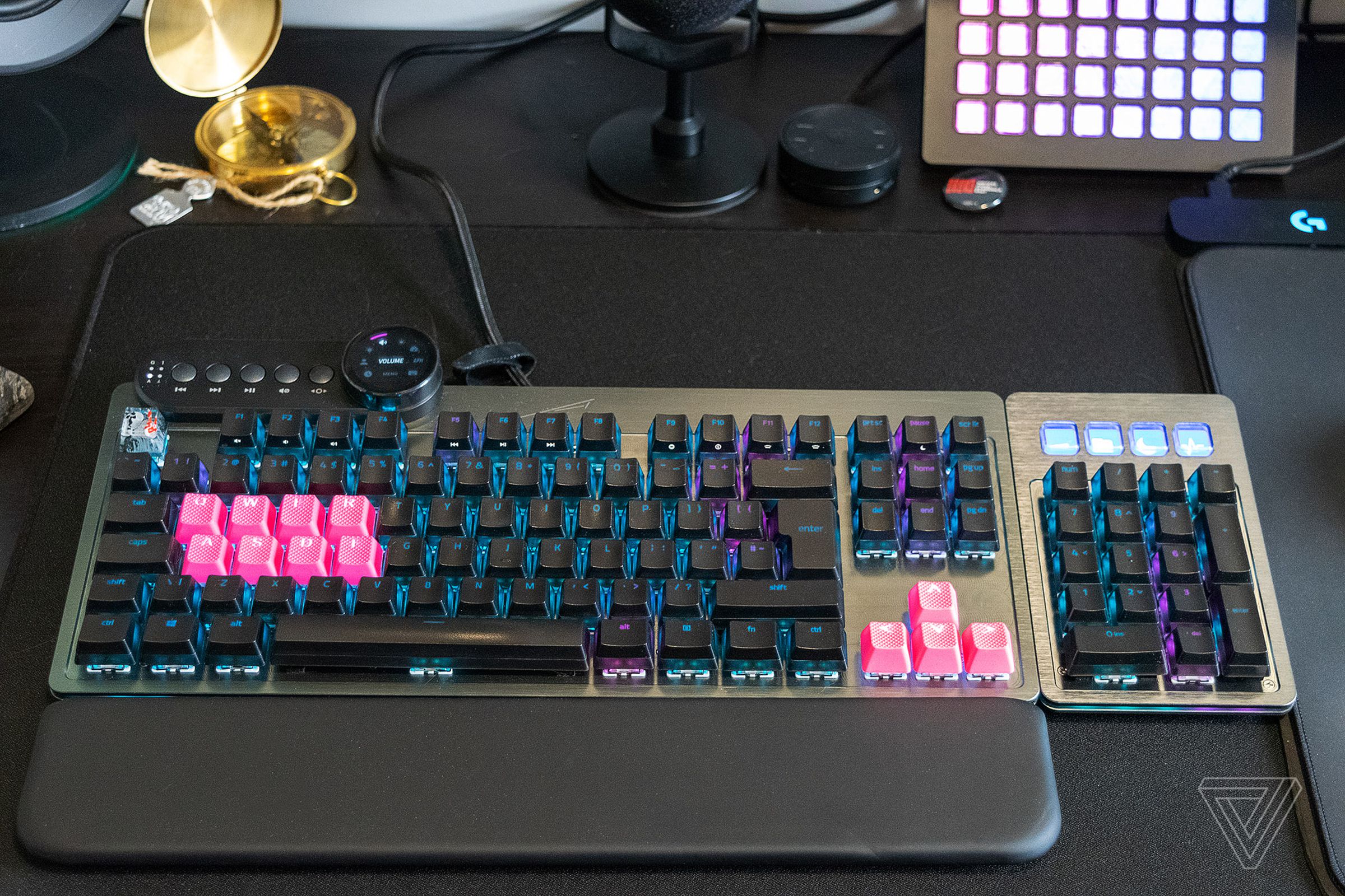 The modular form factor of the Mountain Everest Max makes it a unique and flexible gaming keyboard