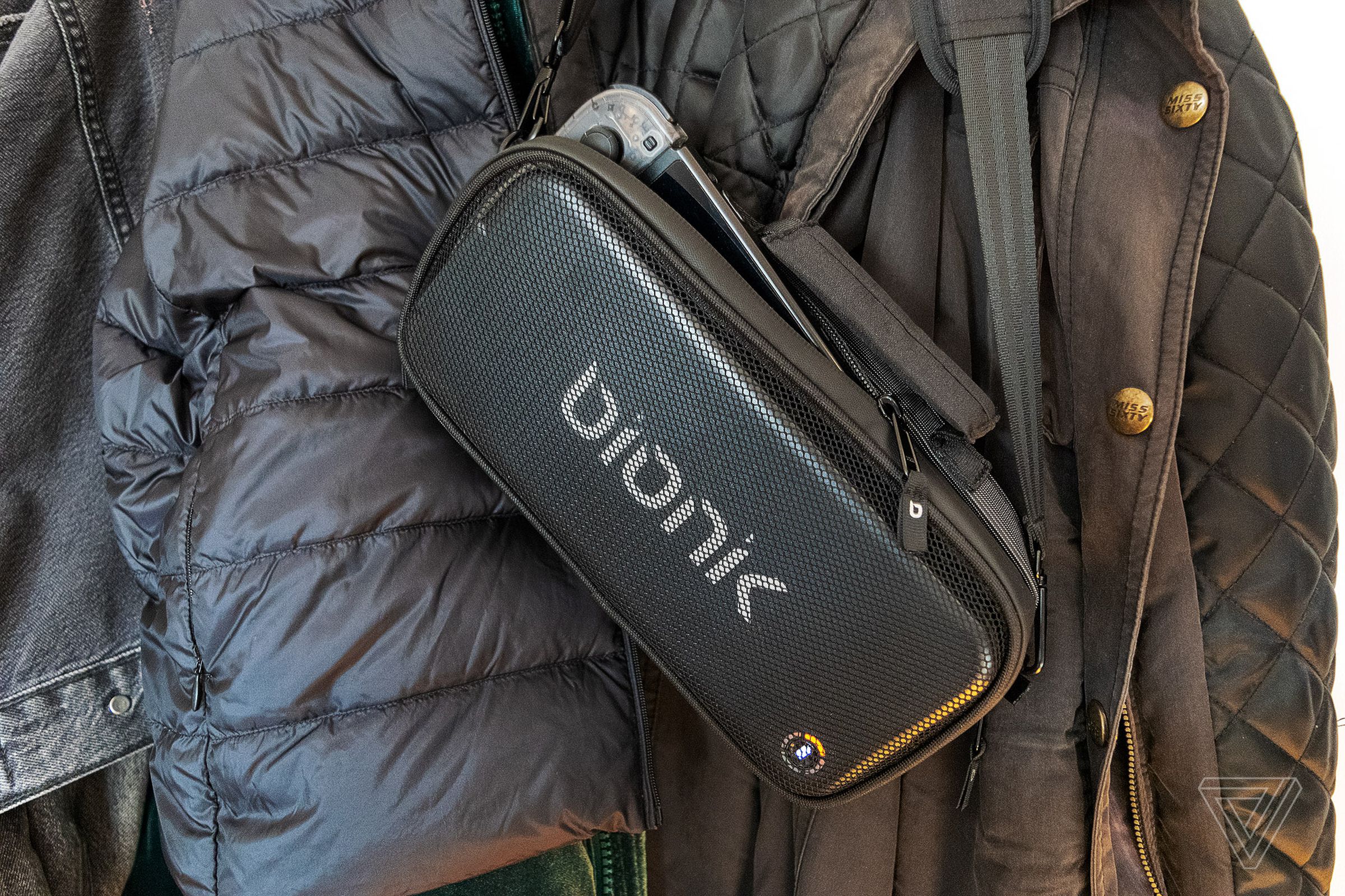 The mesh pocket on the outside of the bag is used  to hold the battery pack in place.