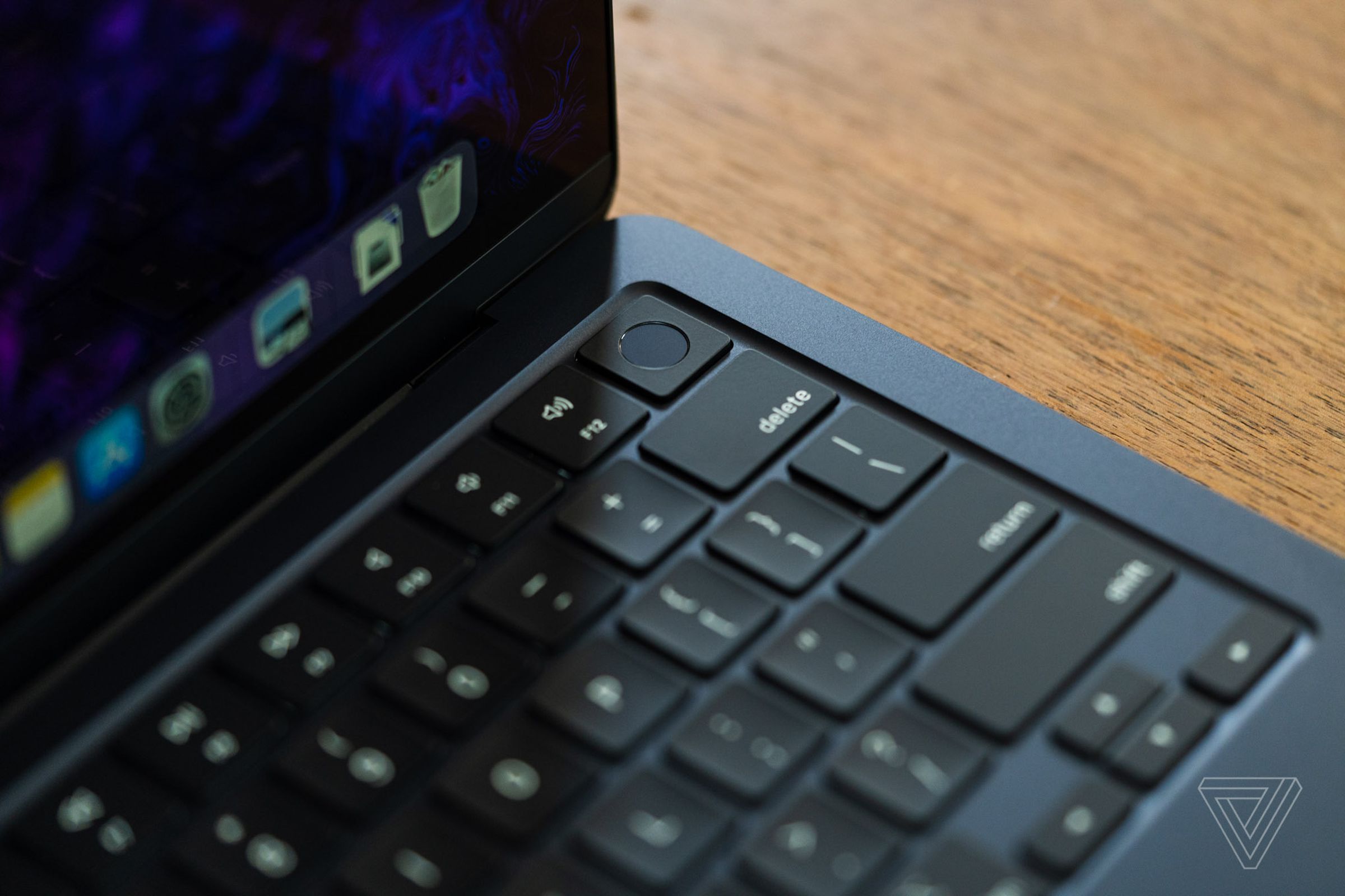 Новый Air имеет тот же полноразмерный функциональный ряд и датчик Touch ID, что и MacBook Pro 14.