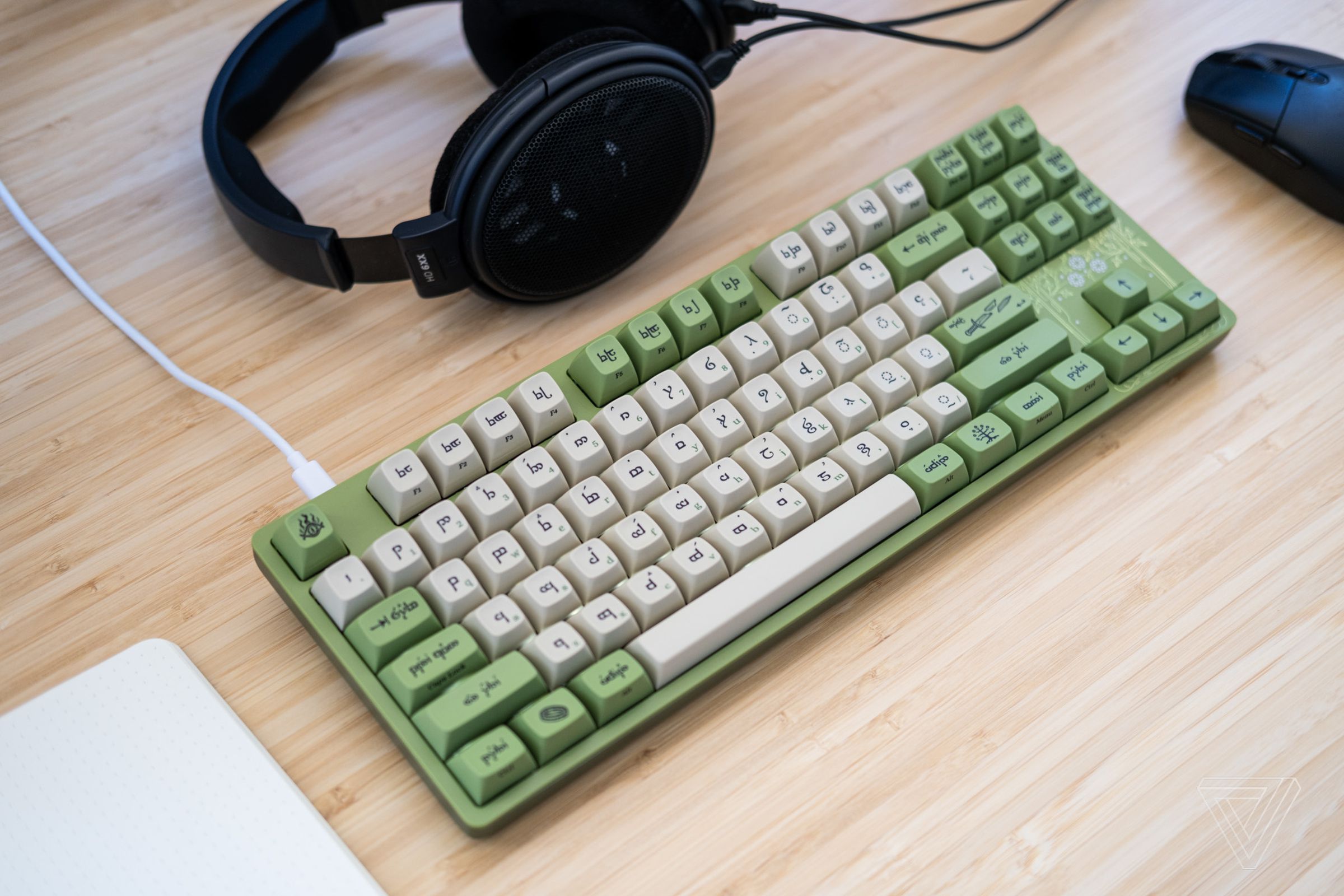 The Elvish version comes with green and off-white keycaps.