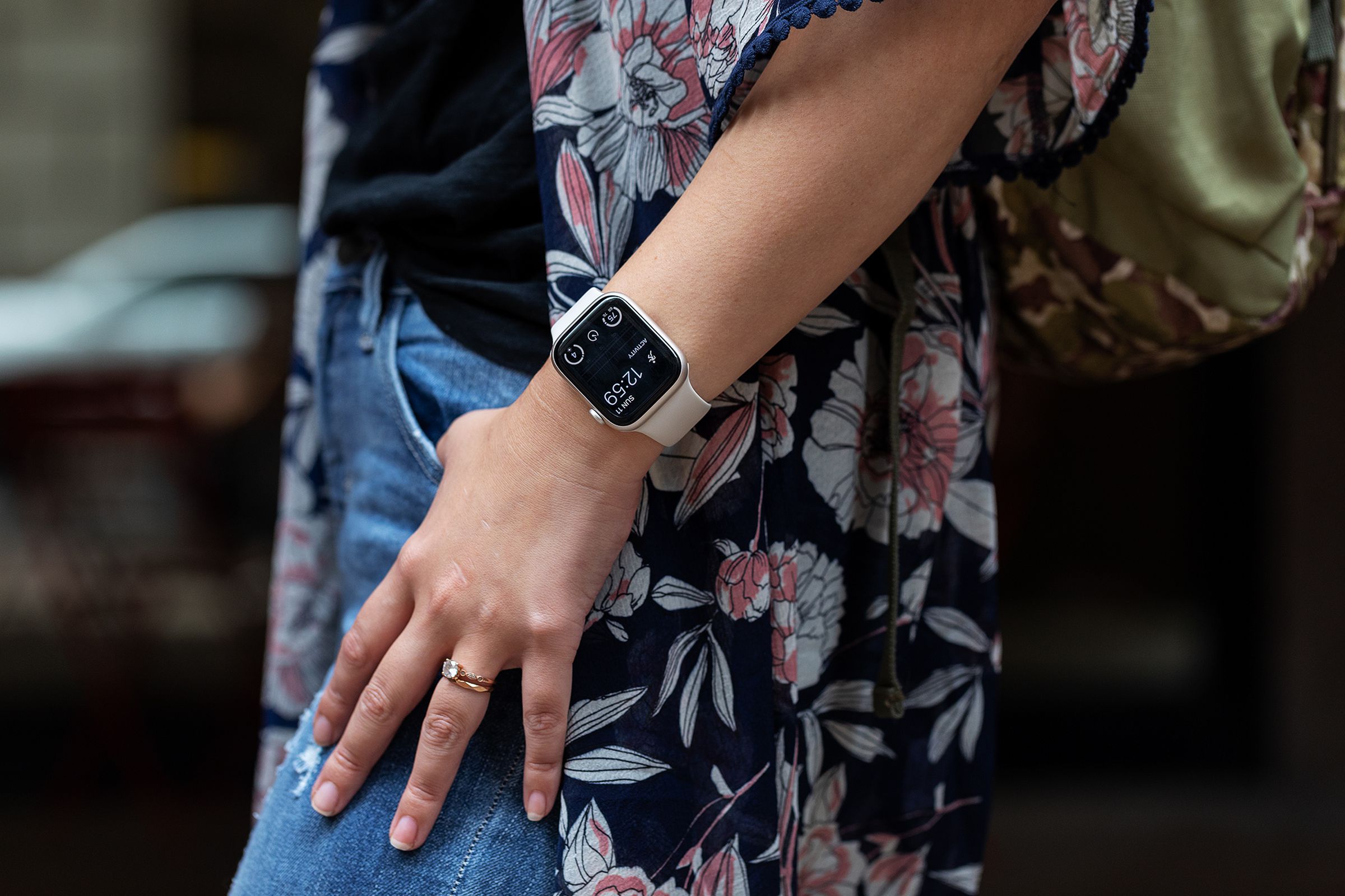 Woman wearing the Series 8 with her hand in a jeans pocket.