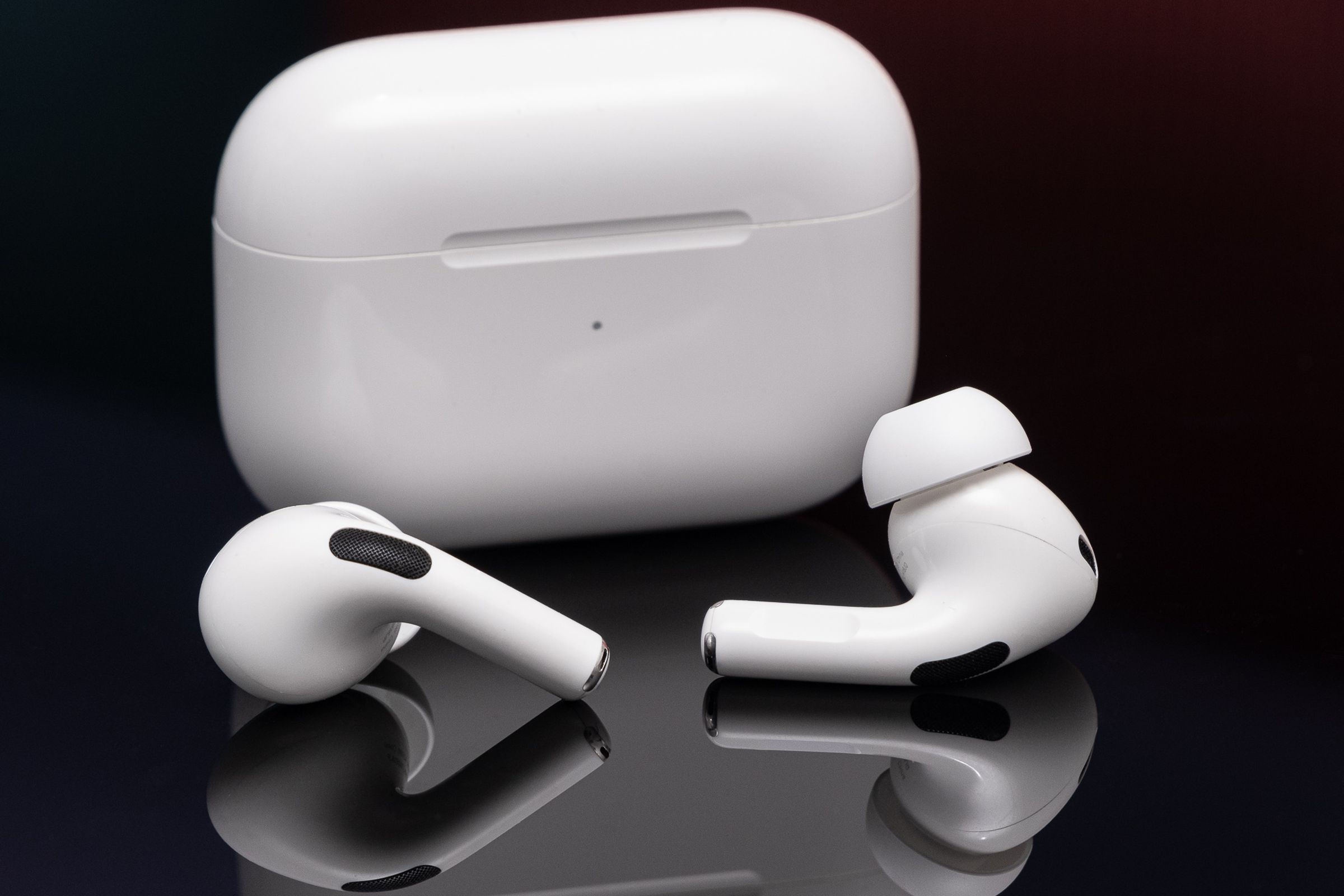 ایرپاد پرو نسل دوم اپل که روی سطح مشکی بازتابنده عکس گرفته است.
