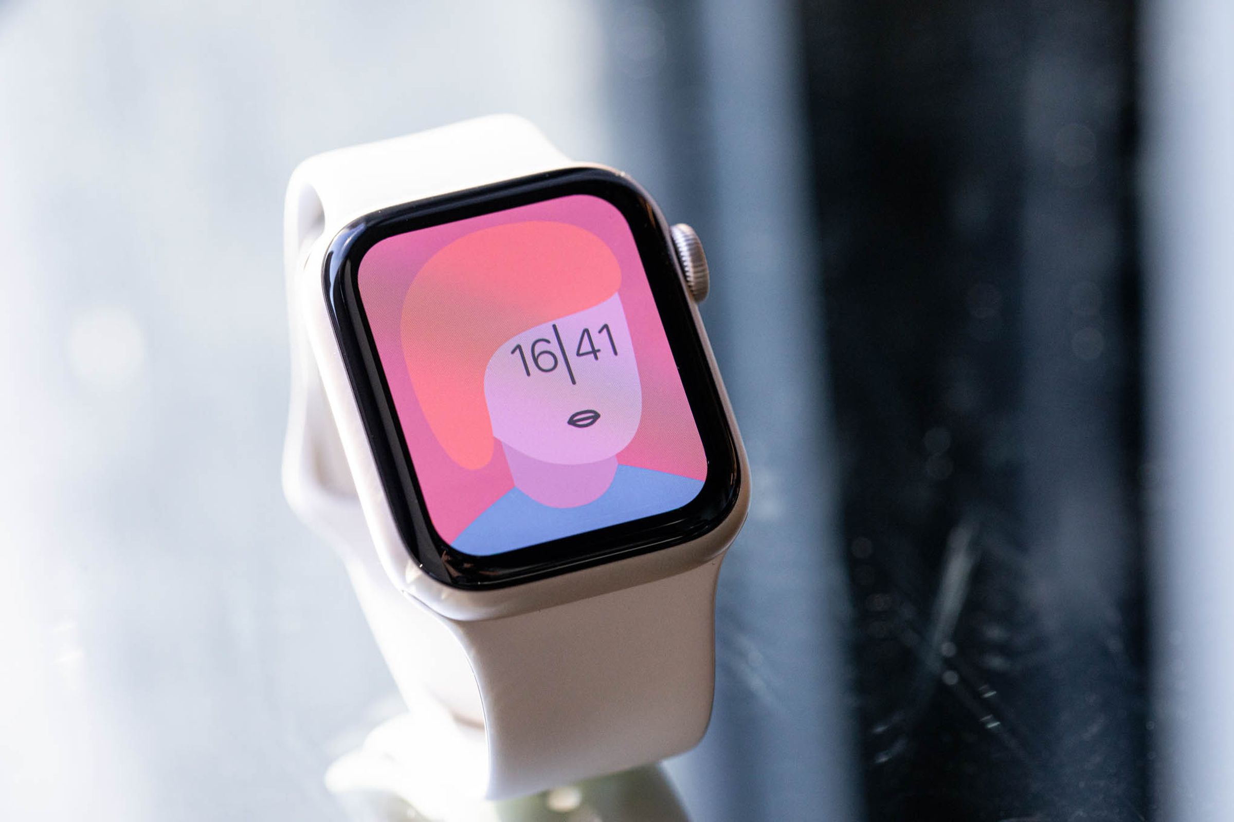 The Apple Watch SE (2022) with the Artist watchface