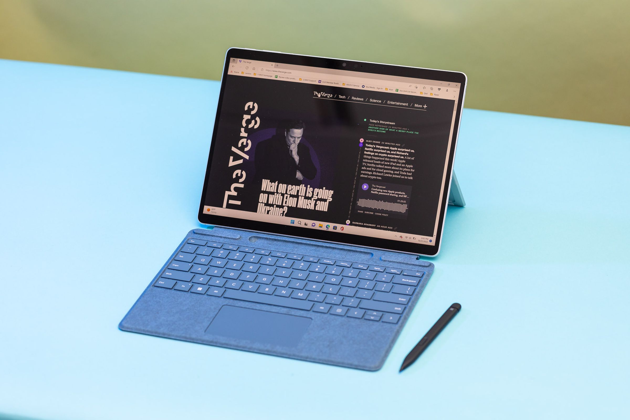 Surface Pro 9 in modalità laptop può essere visto dall'alto con uno stilo accanto.  Lo schermo mostra la home page di The Verge.