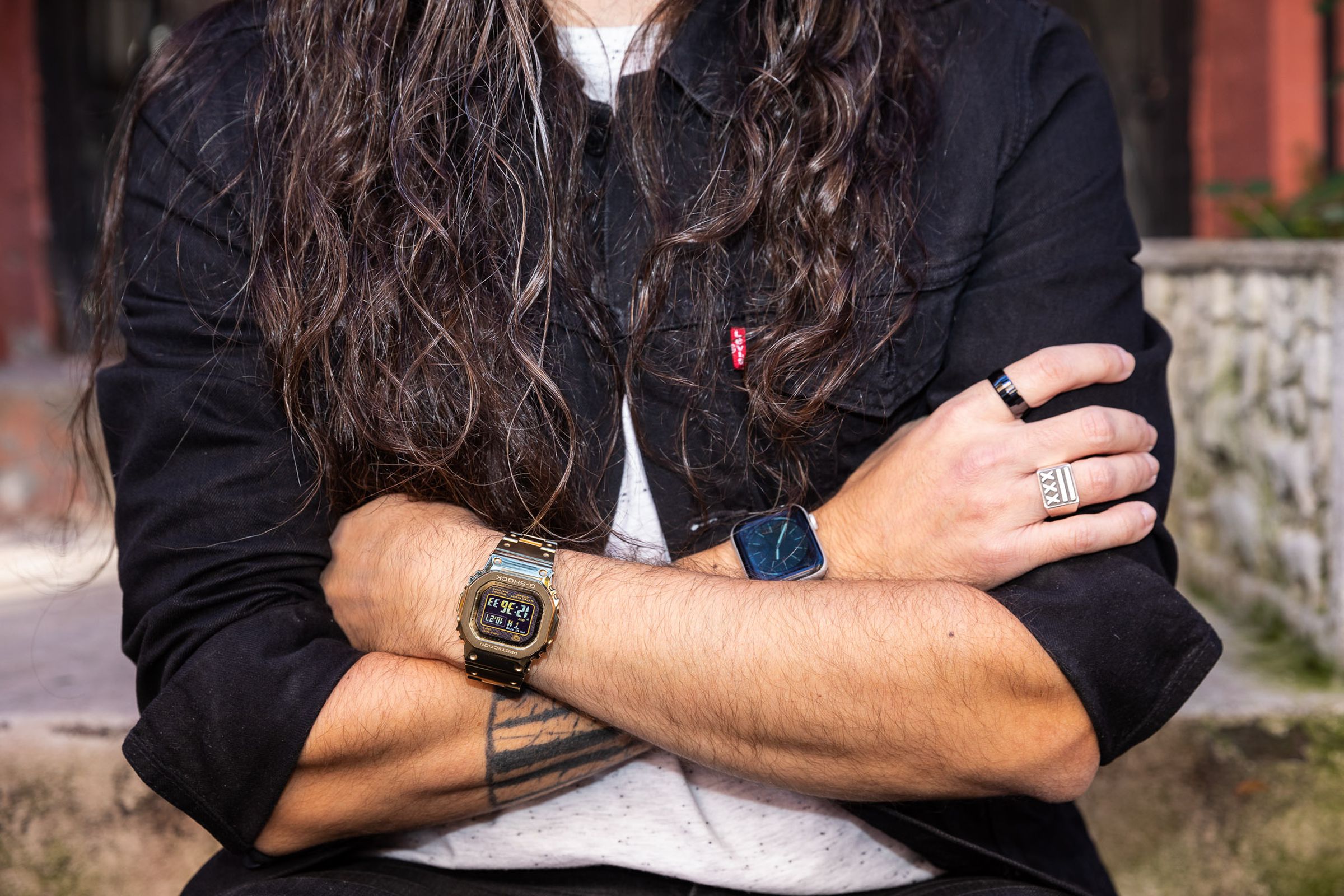 Con orologi unici come questo G-Shock interamente in metallo, si ottengono funzioni interessanti come un movimento a energia solare che non si trovano nella maggior parte degli smartwatch. Quindi perché non indossare e apprezzare entrambi?