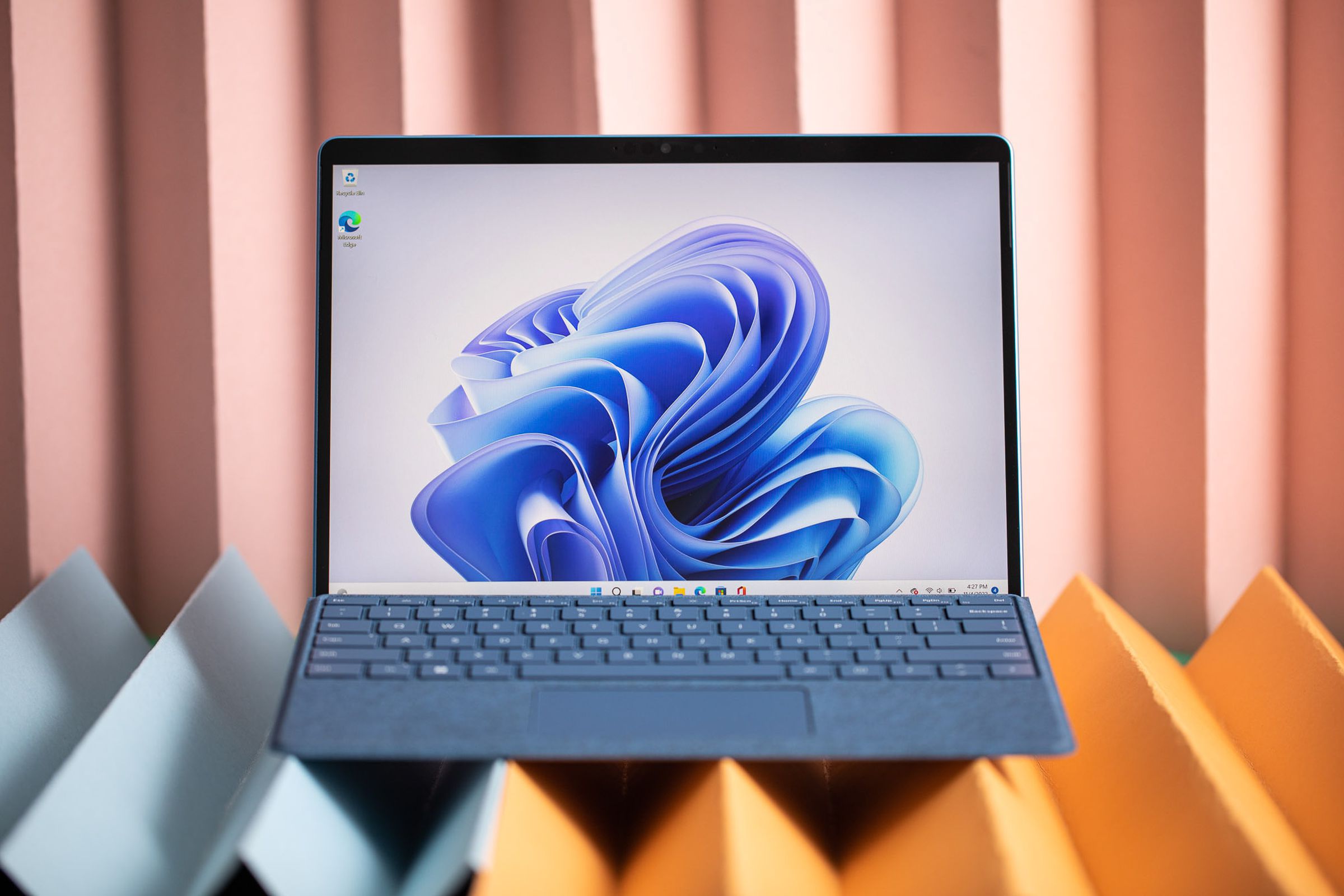 Dizüstü bilgisayar modunda Surface Pro 9.